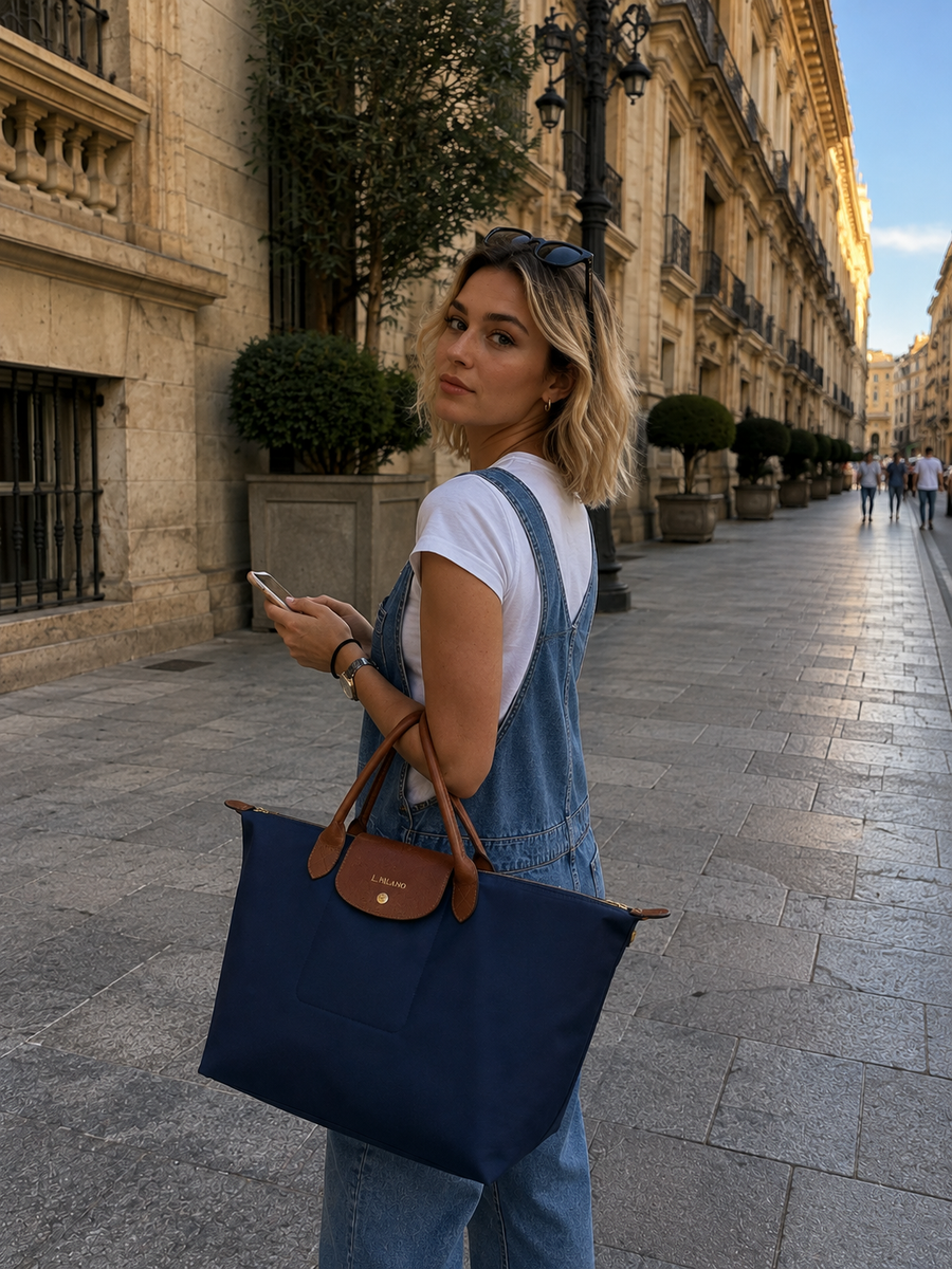Bolso Verona en azul, llevado al hombro por la calle