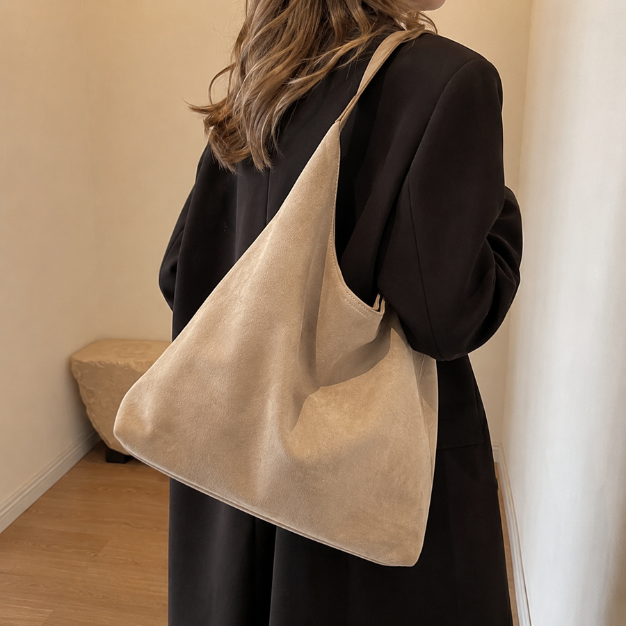 Bolso Siena en Beige llevado al hombro con abrigo negro