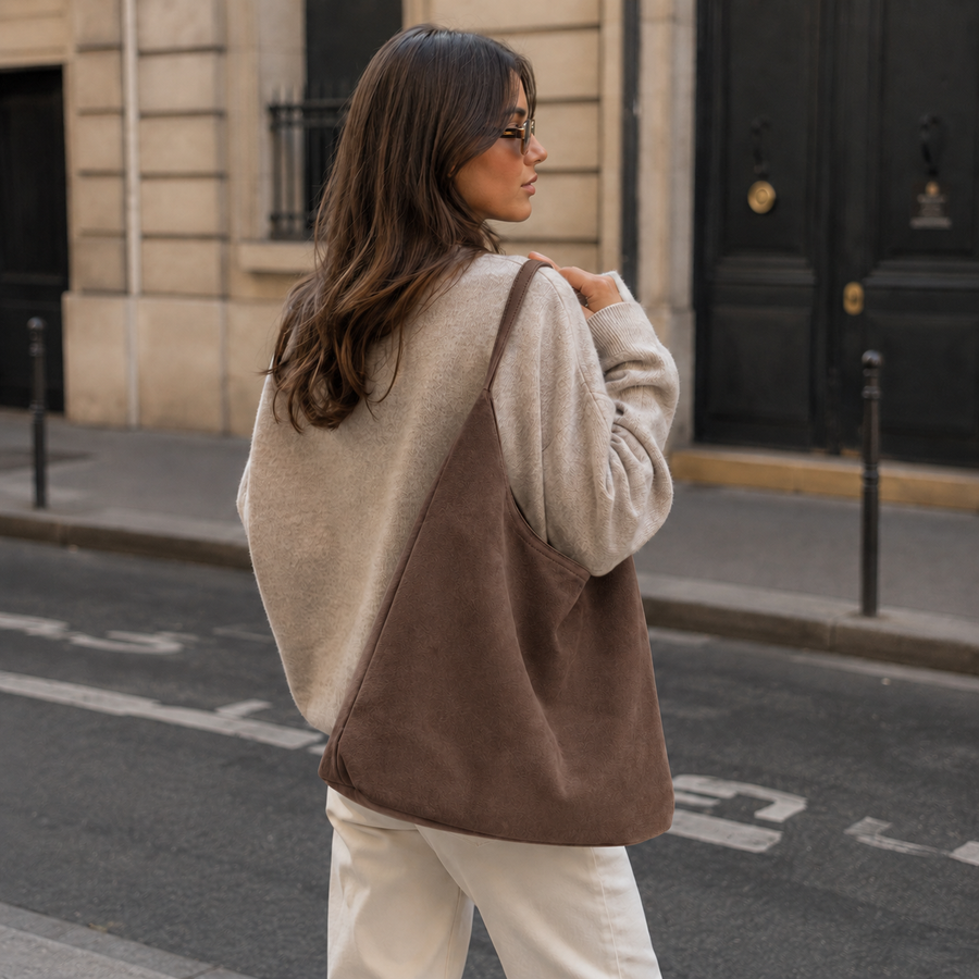 Bolso Siena en Marrón de espaldas en una calle de París