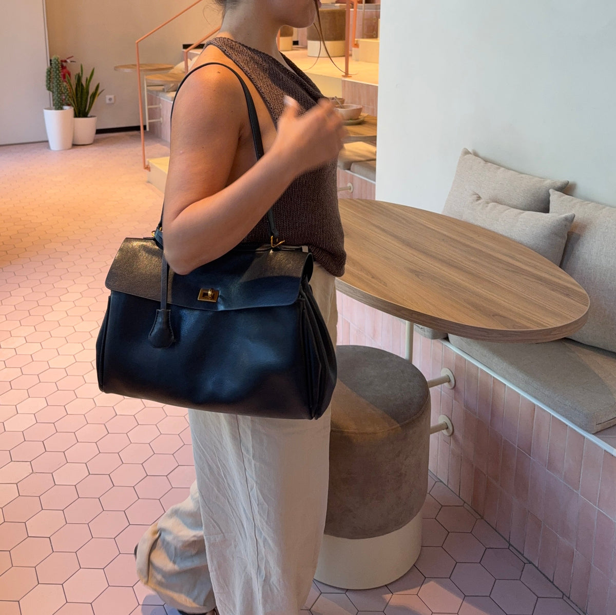 Portofino Negro · con modelo, colgado del hombro