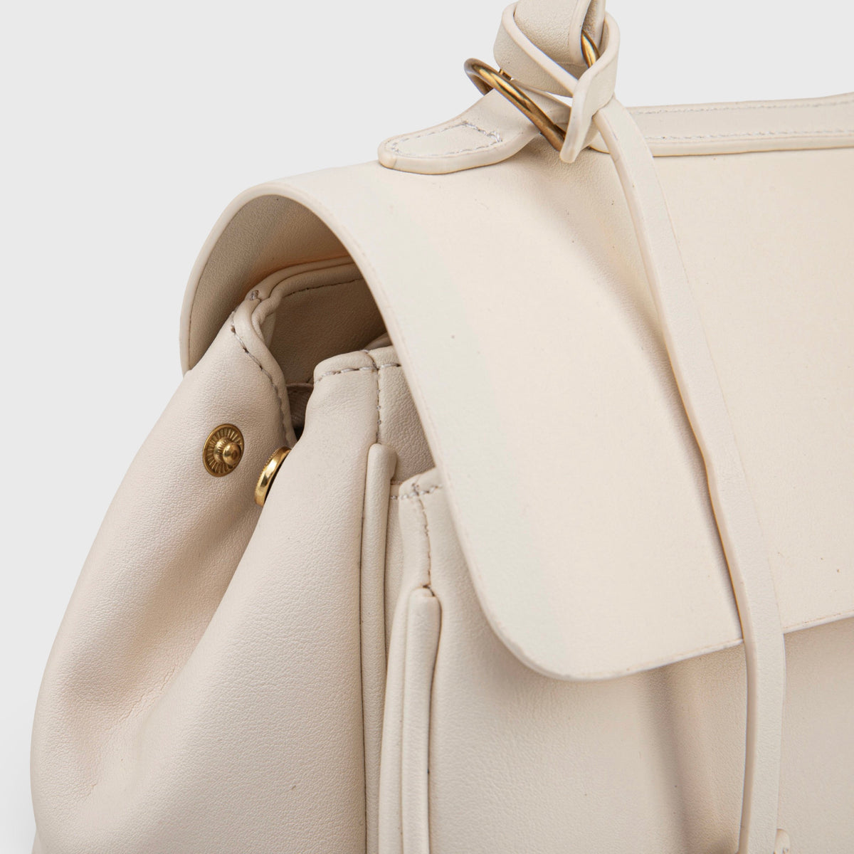 Portofino Blanco crema · detalle de la solapa y el cierre