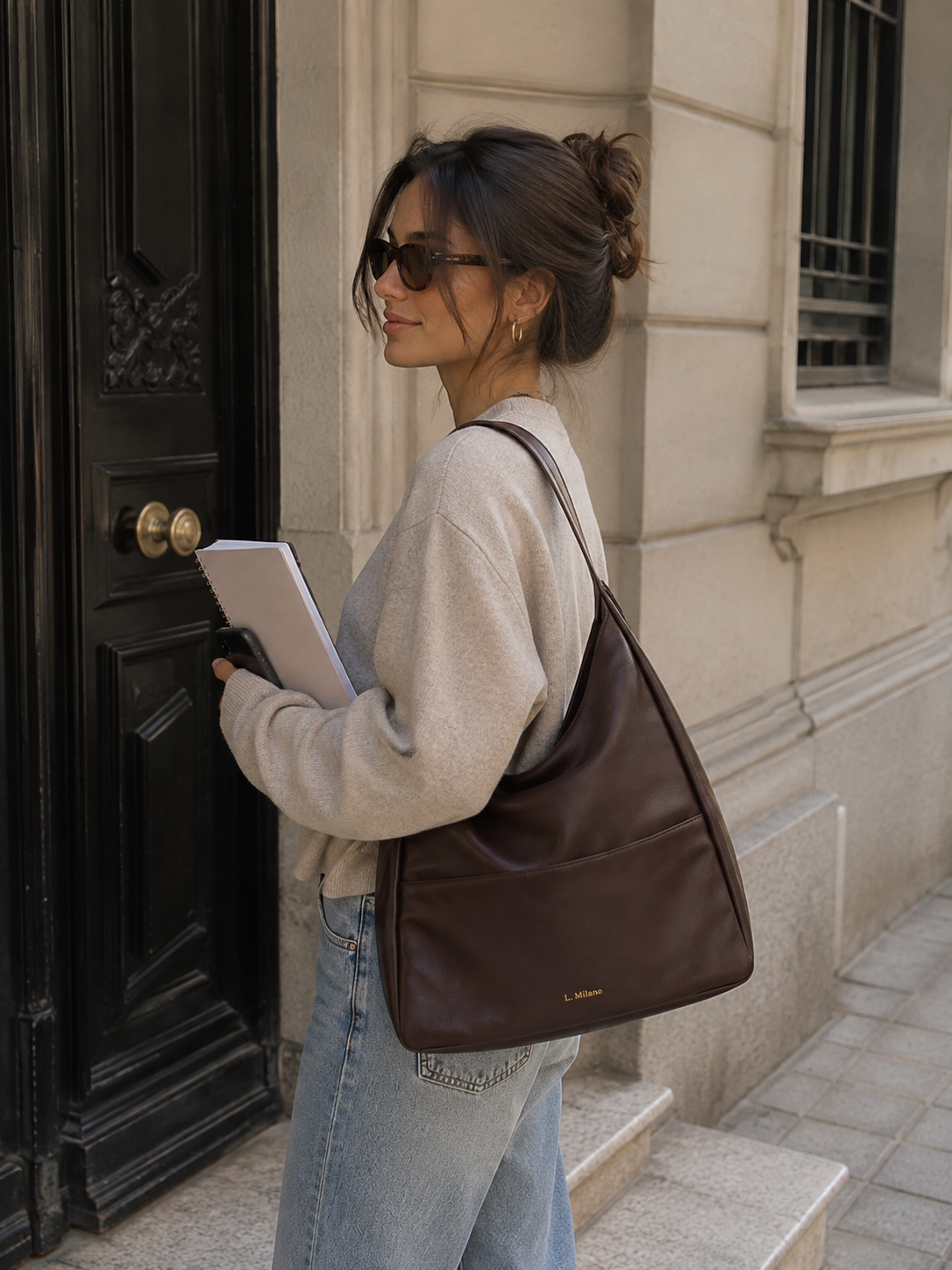Bolso Milano en marrón chocolate, en la calle