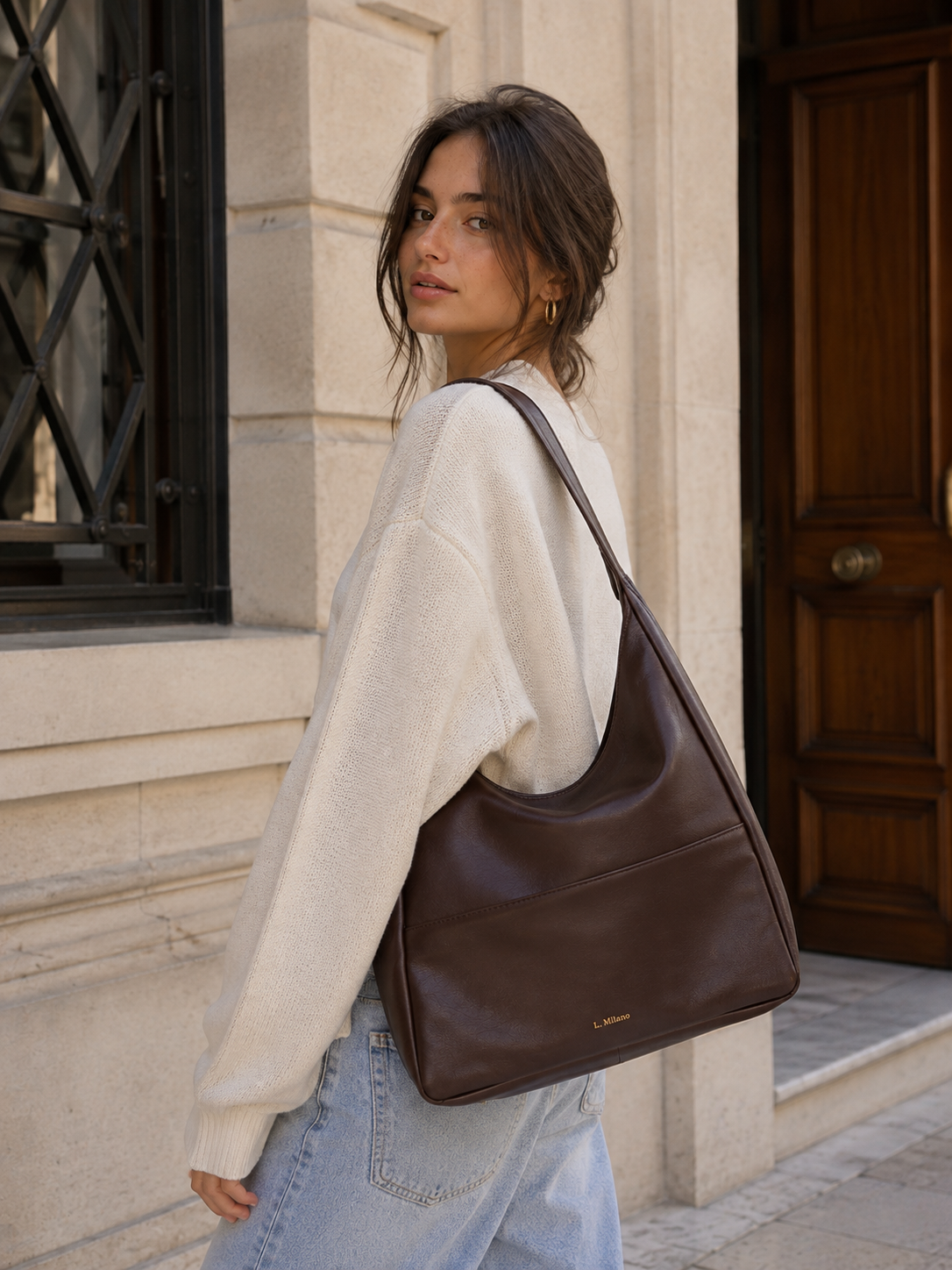 Bolso Milano en marrón chocolate, de espaldas
