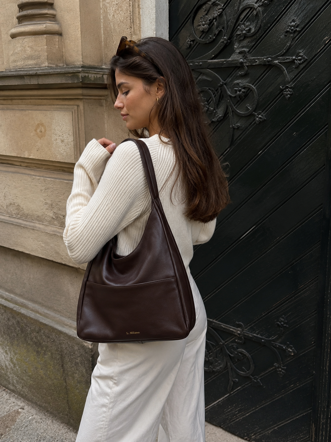 Bolso Milano en marrón chocolate, llevado al hombro