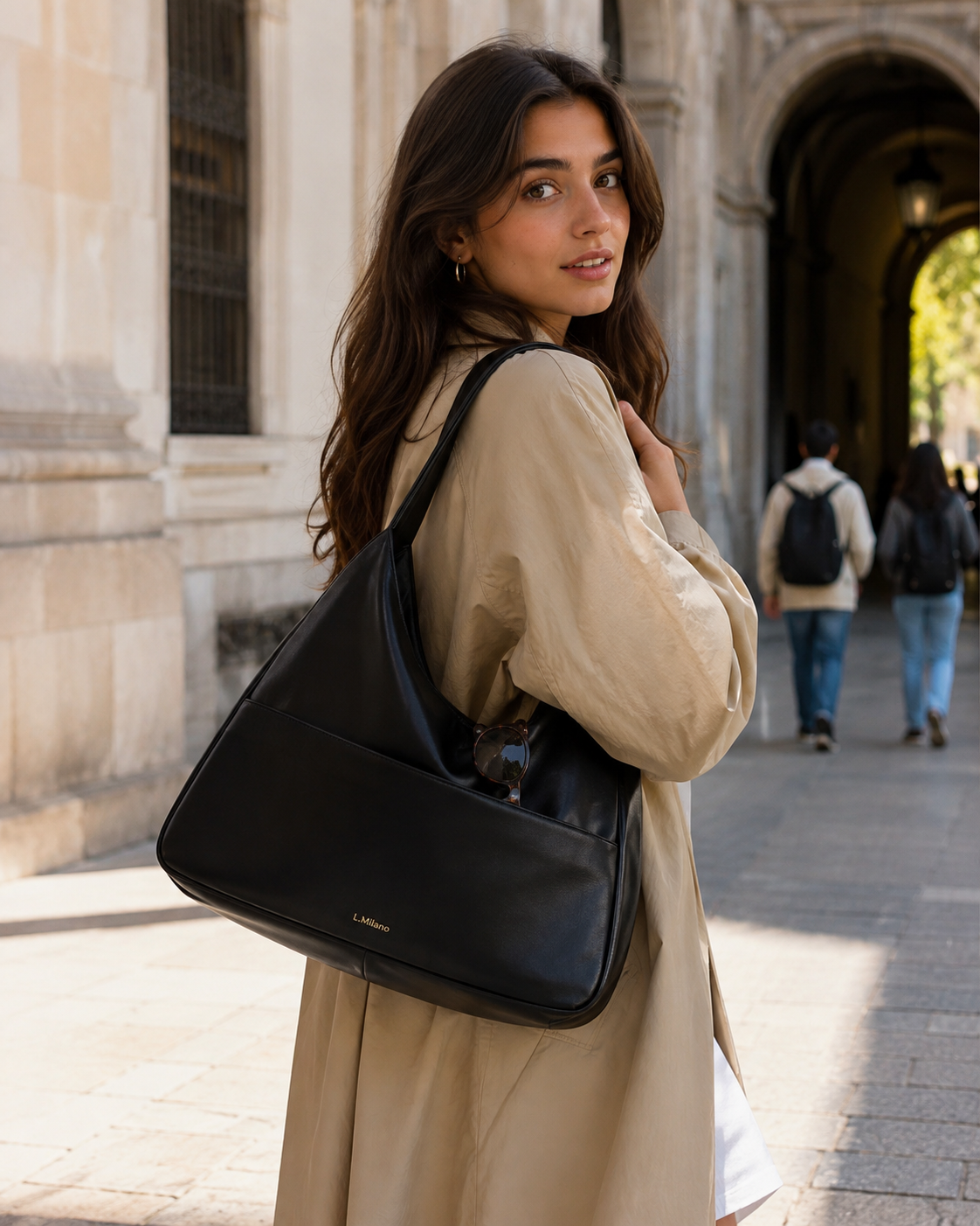 Bolso Milano en negro, llevado al hombro por la calle
