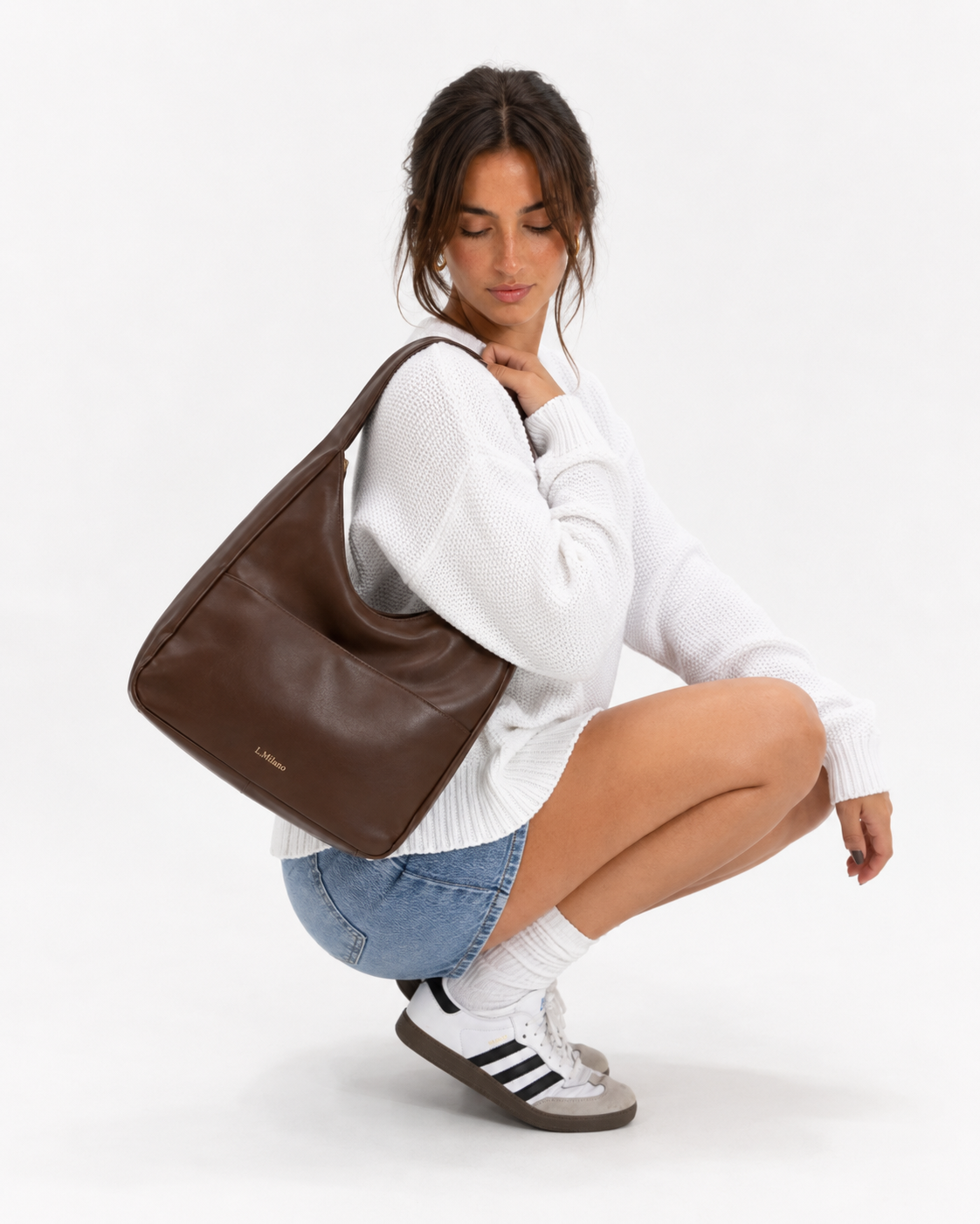 Bolso Milano en marrón chocolate, sentada