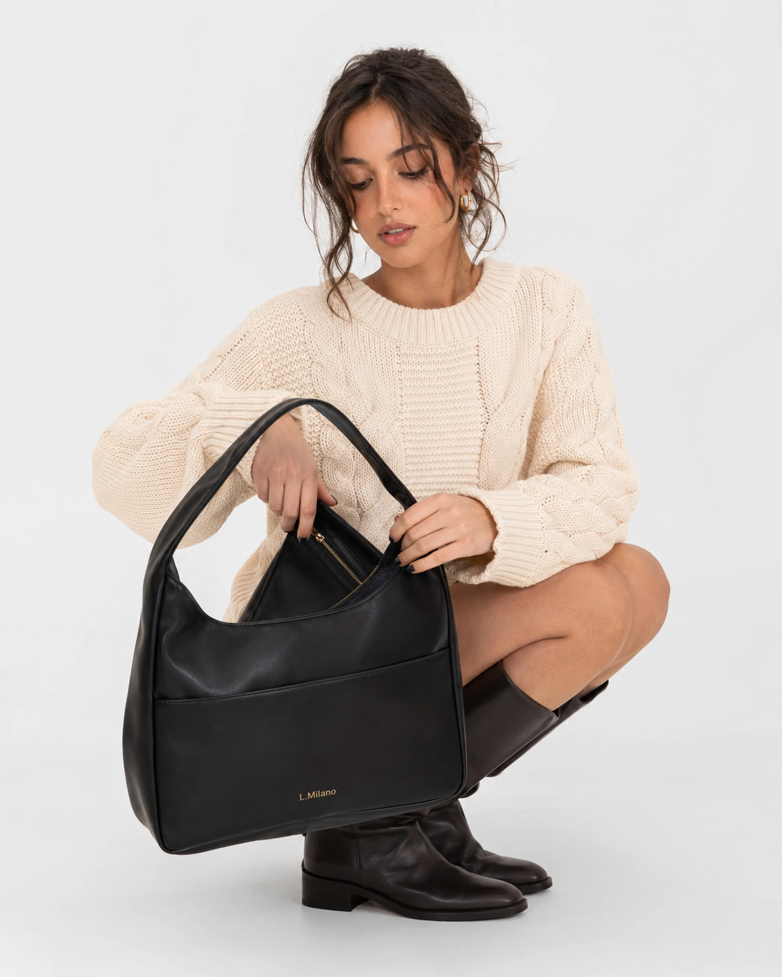 Bolso Milano en negro, sentada