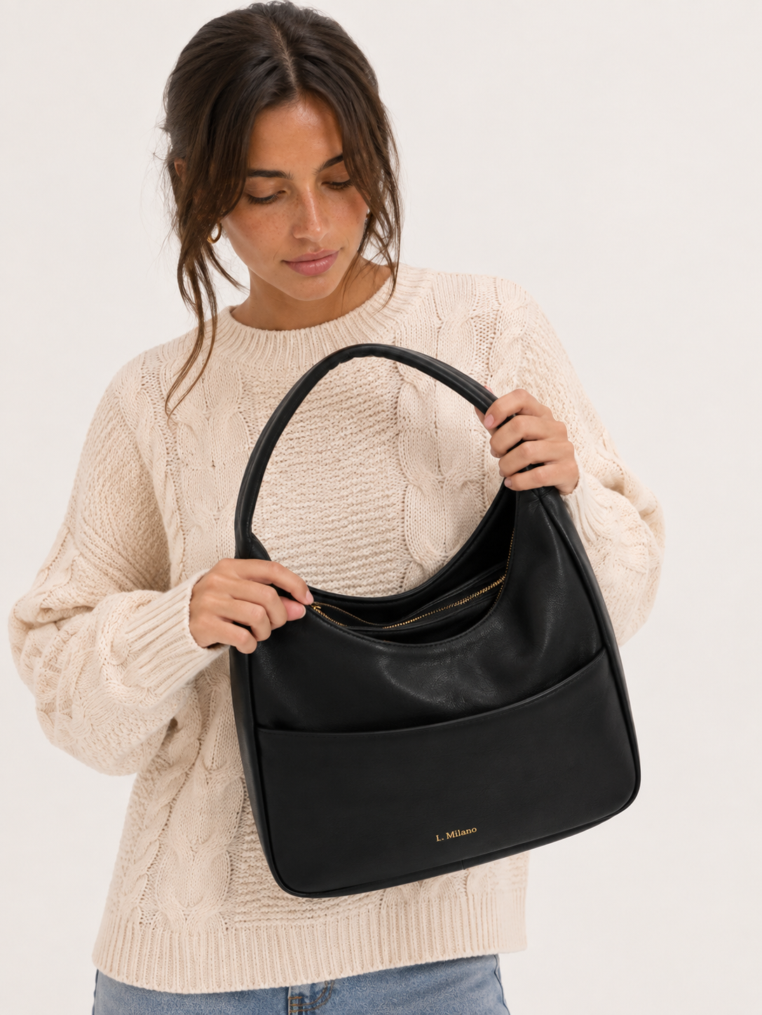 Bolso Milano en negro, sujeto con las manos