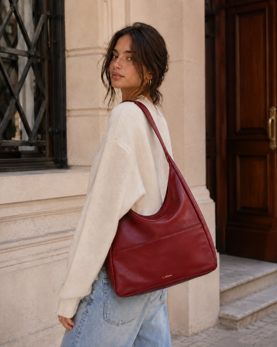 Bolso Milano en rojo burdeos, en la calle