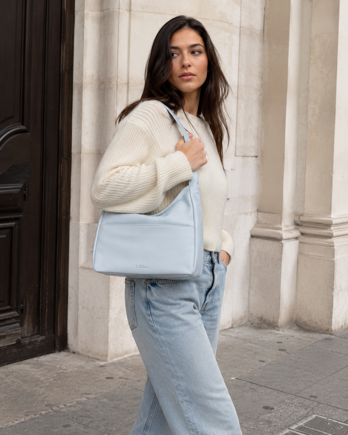 Bolso Milano en azul grisáceo, caminando por la calle