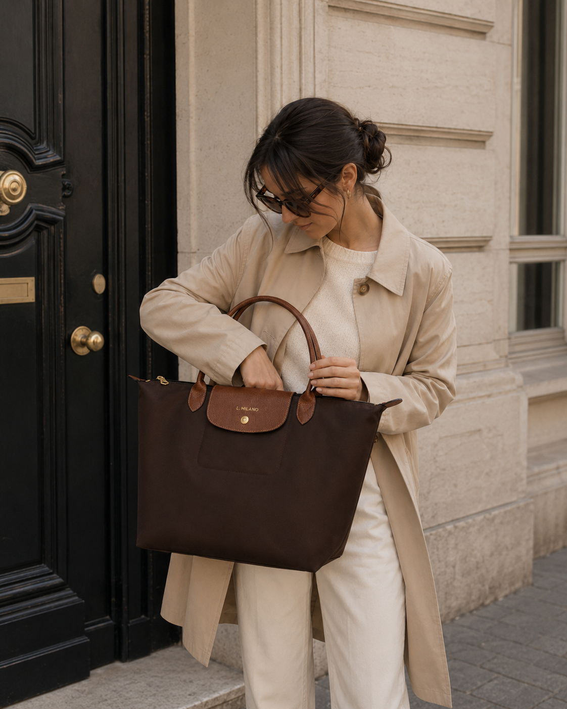 Bolso Verona en marrón, llevado en la mano por la calle