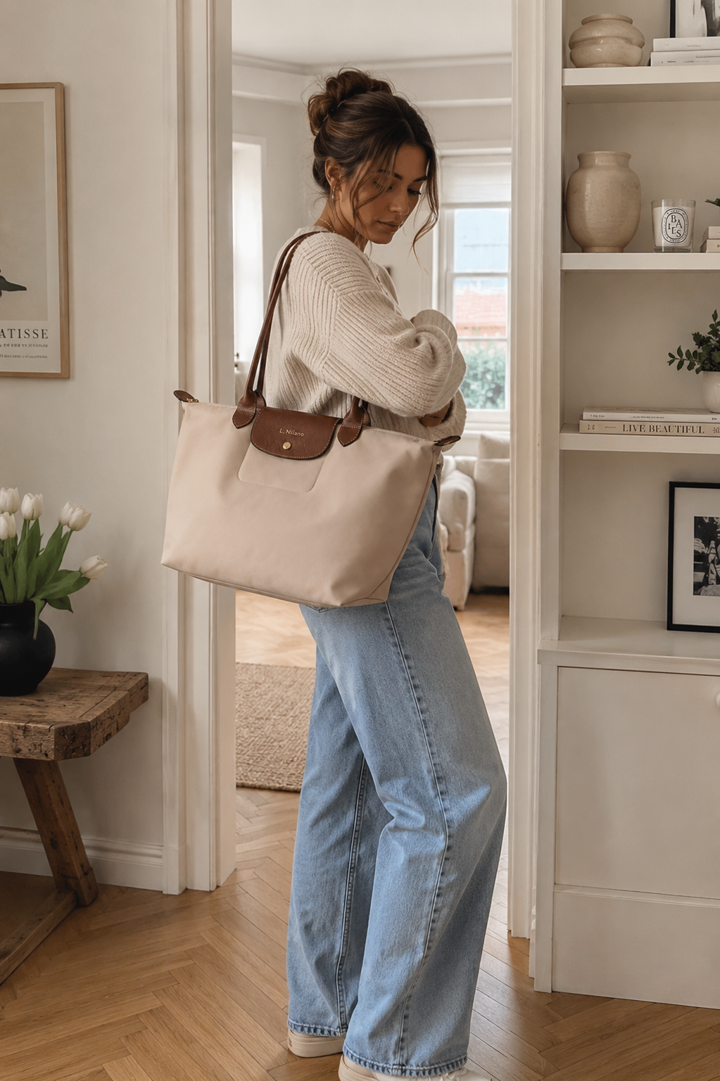 Bolso Verona en beige, llevado al hombro en casa