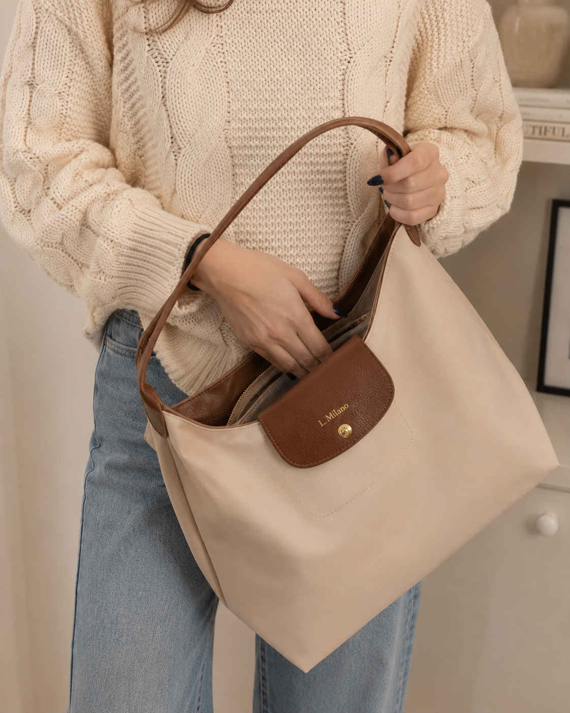Bolso Verona en beige, sujeto con las manos