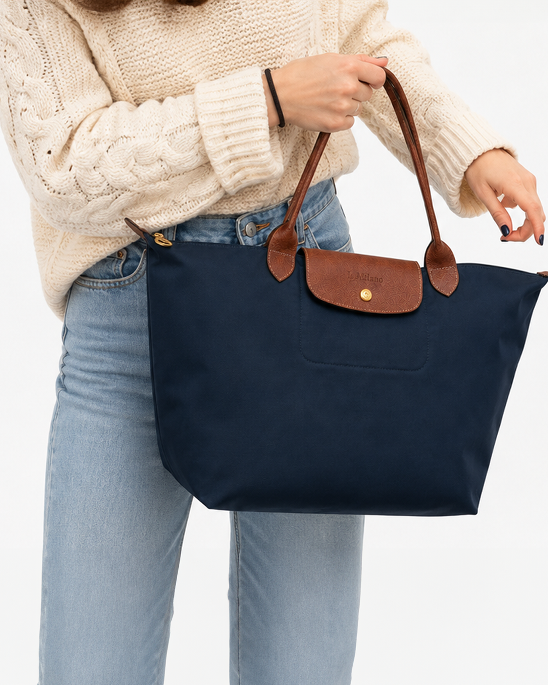 Bolso Verona en azul, sujeto con las manos