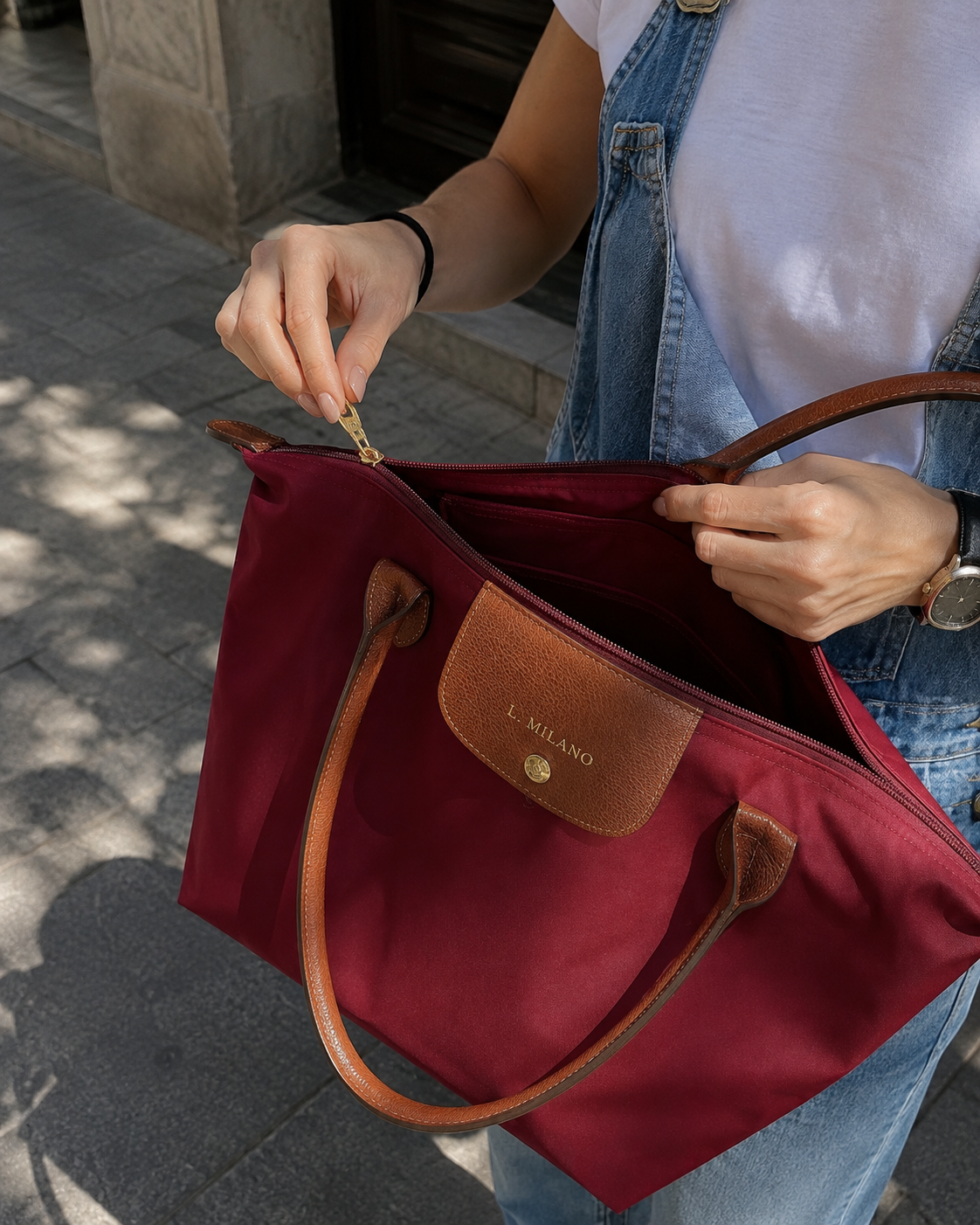 Bolso Verona en burdeos, abriéndolo con las manos
