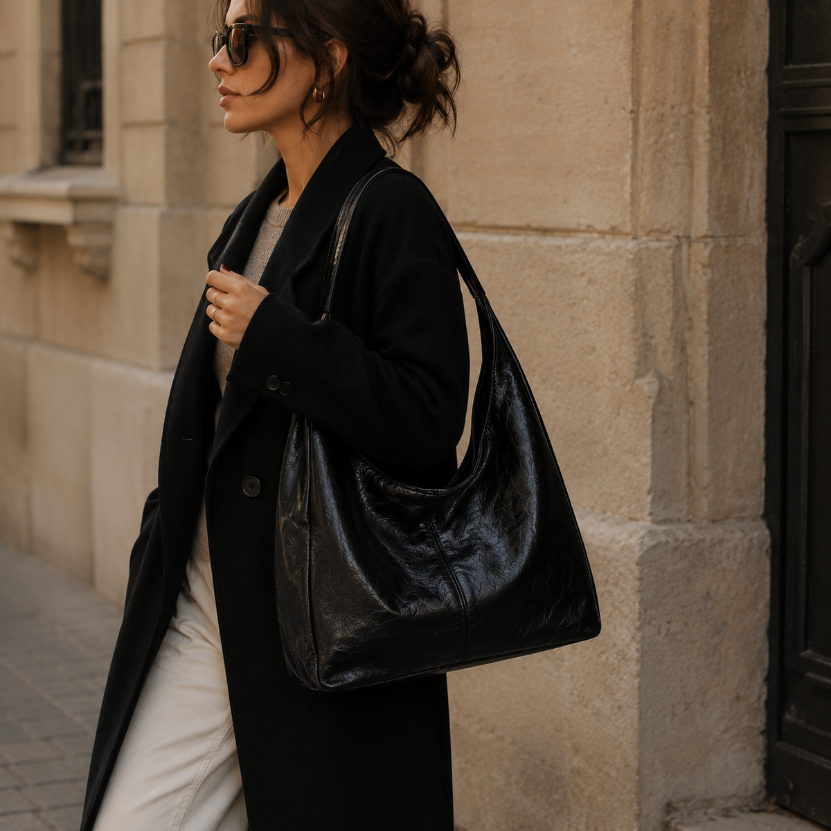 Bolso Firenze negro en look de calle con abrigo negro