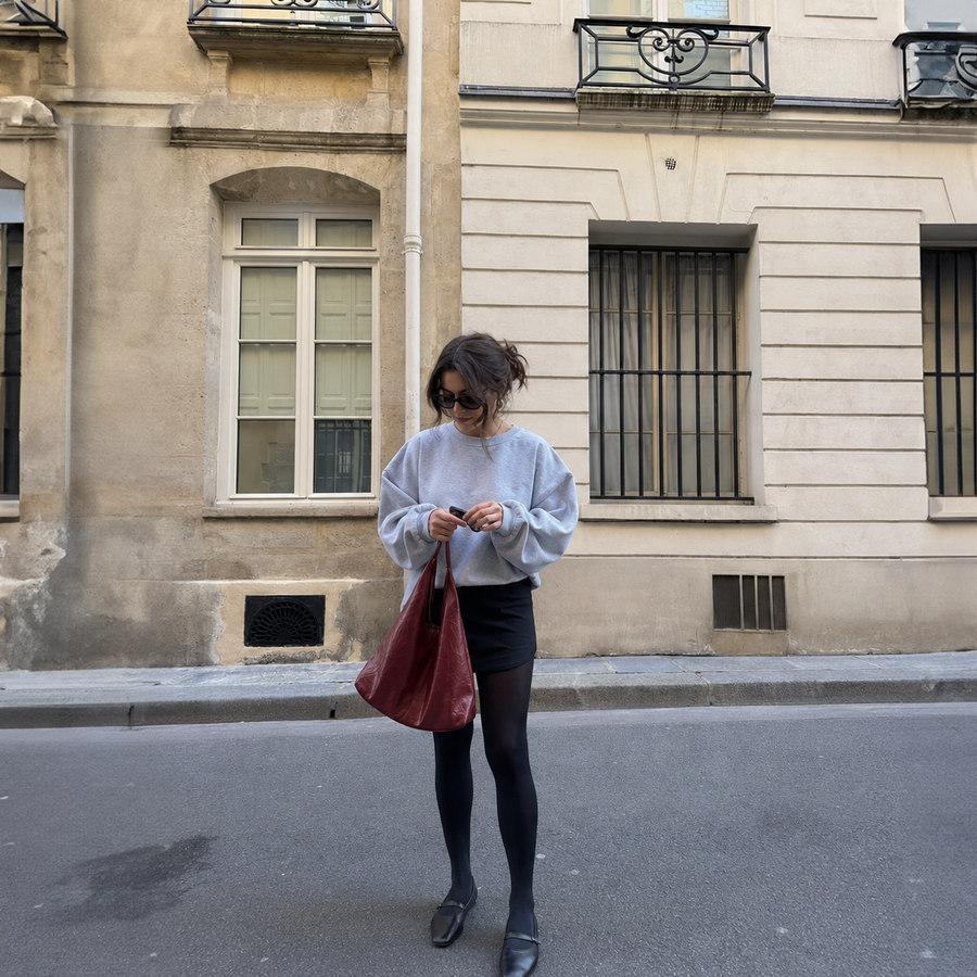 Bolso Firenze rojo burdeos en una calle de París