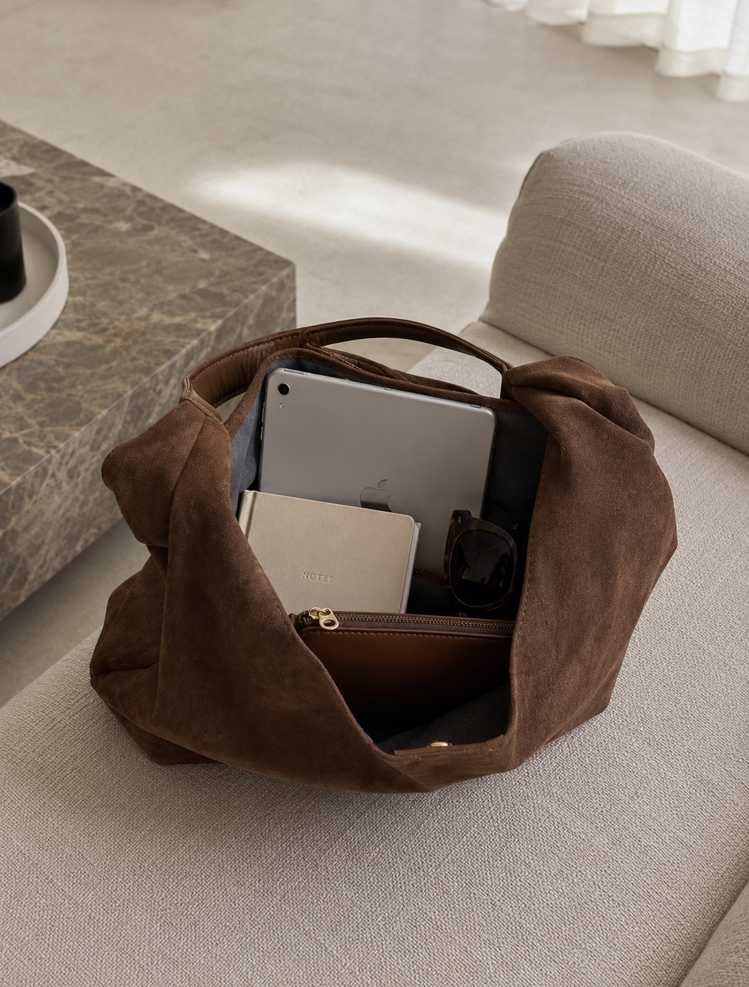 Bolso Siena en Marrón abierto, con la tablet y lo esencial dentro