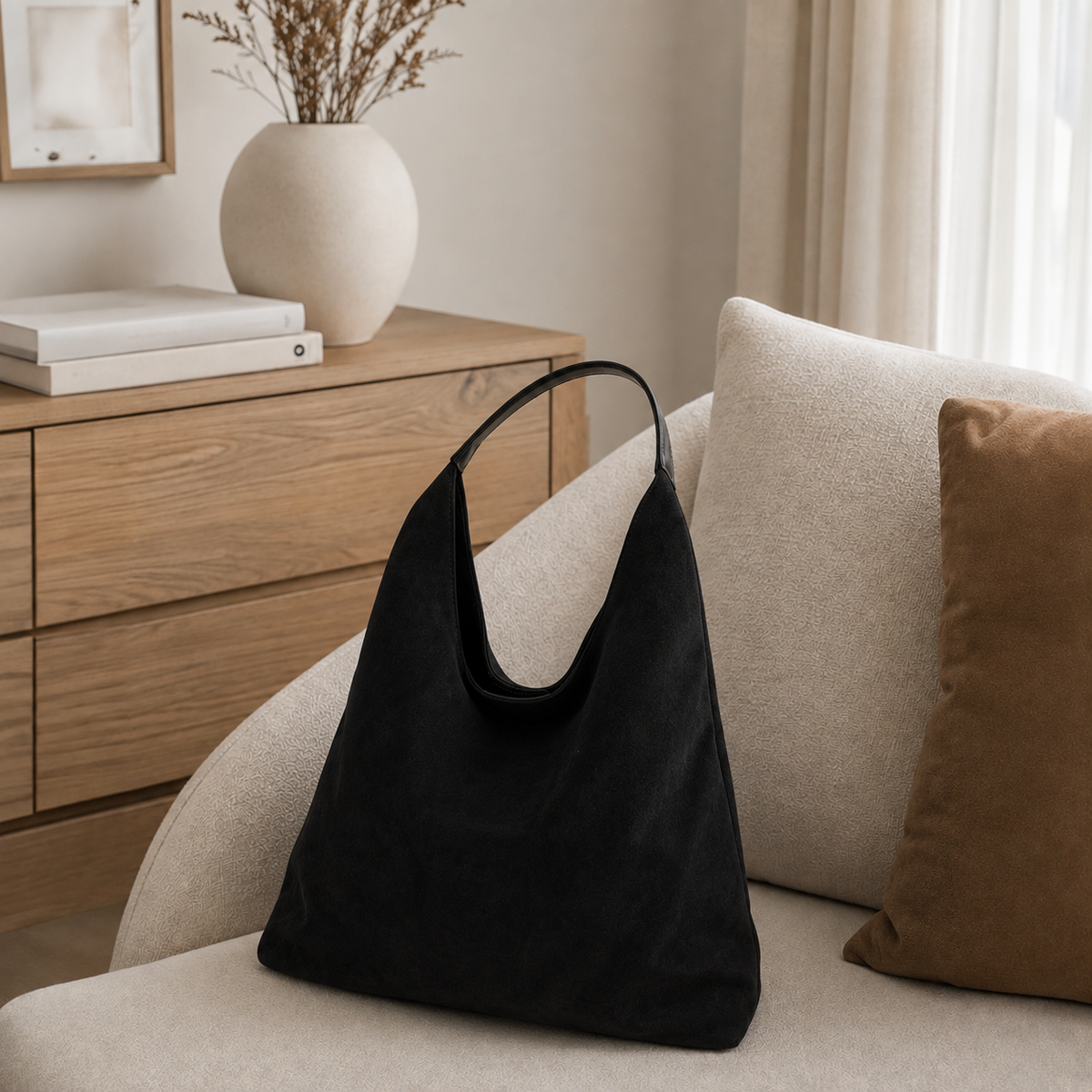 Bolso Siena en Negro apoyado en un sofá