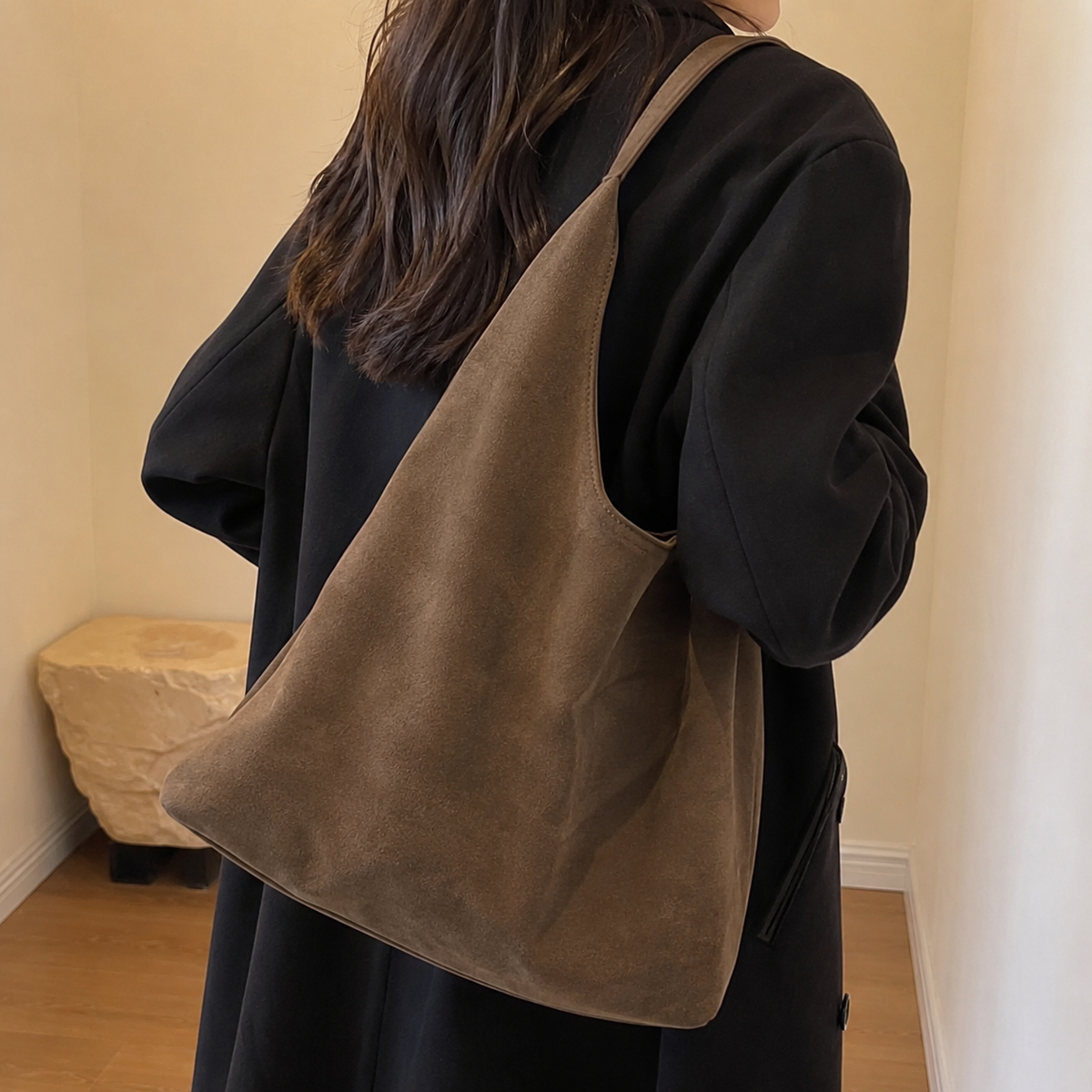 Bolso Siena en Marrón colgado del hombro, silueta relajada