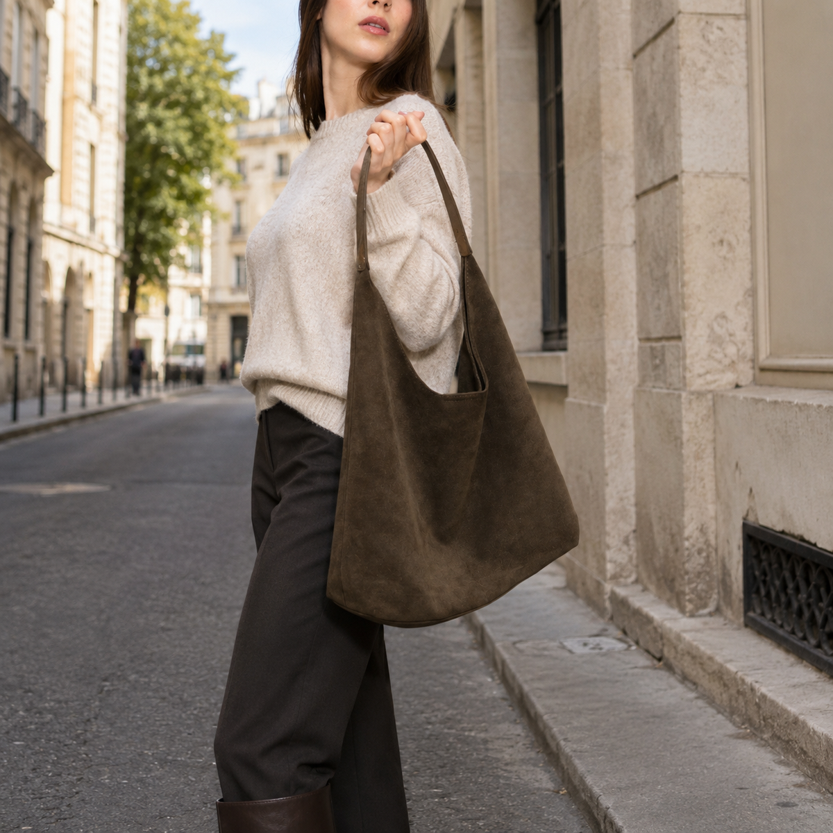 Bolso Siena en Caqui llevado al hombro por la calle