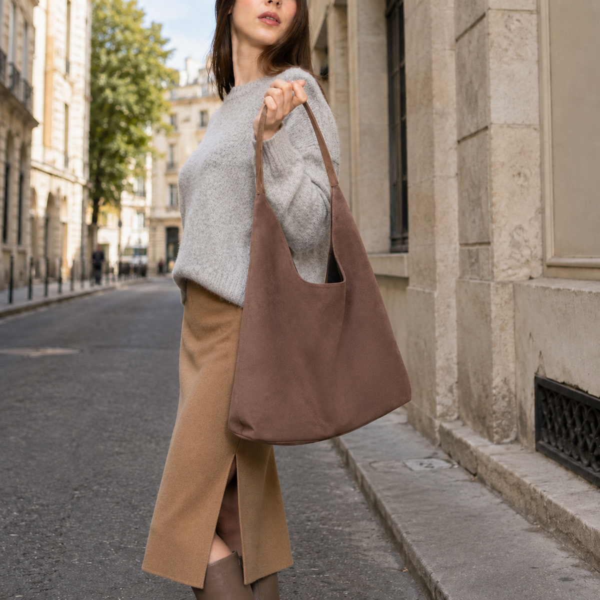 Bolso Siena en Marrón llevado al hombro por la calle