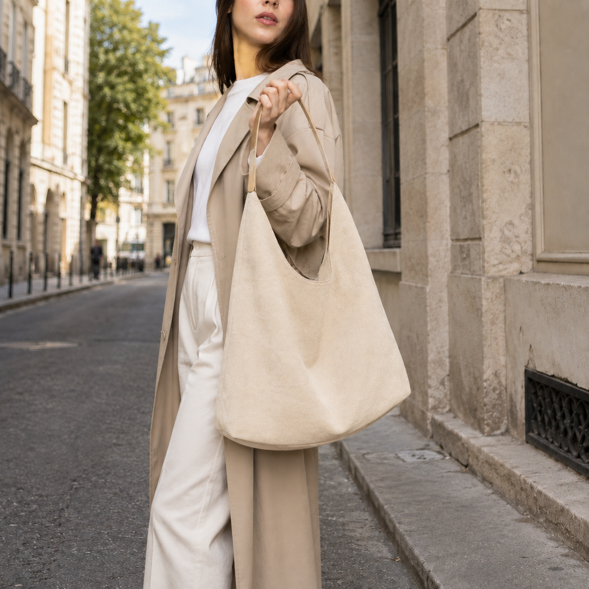 Bolso Siena en Beige llevado al hombro por la calle