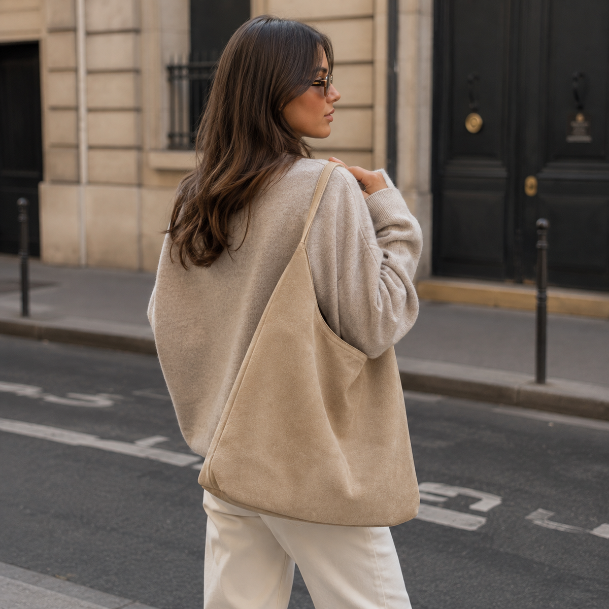Bolso Siena en Beige de espaldas en una calle de París