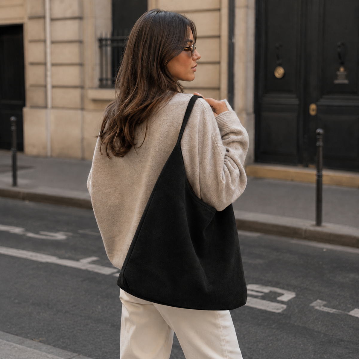 Bolso Siena en Negro de espaldas en una calle de París