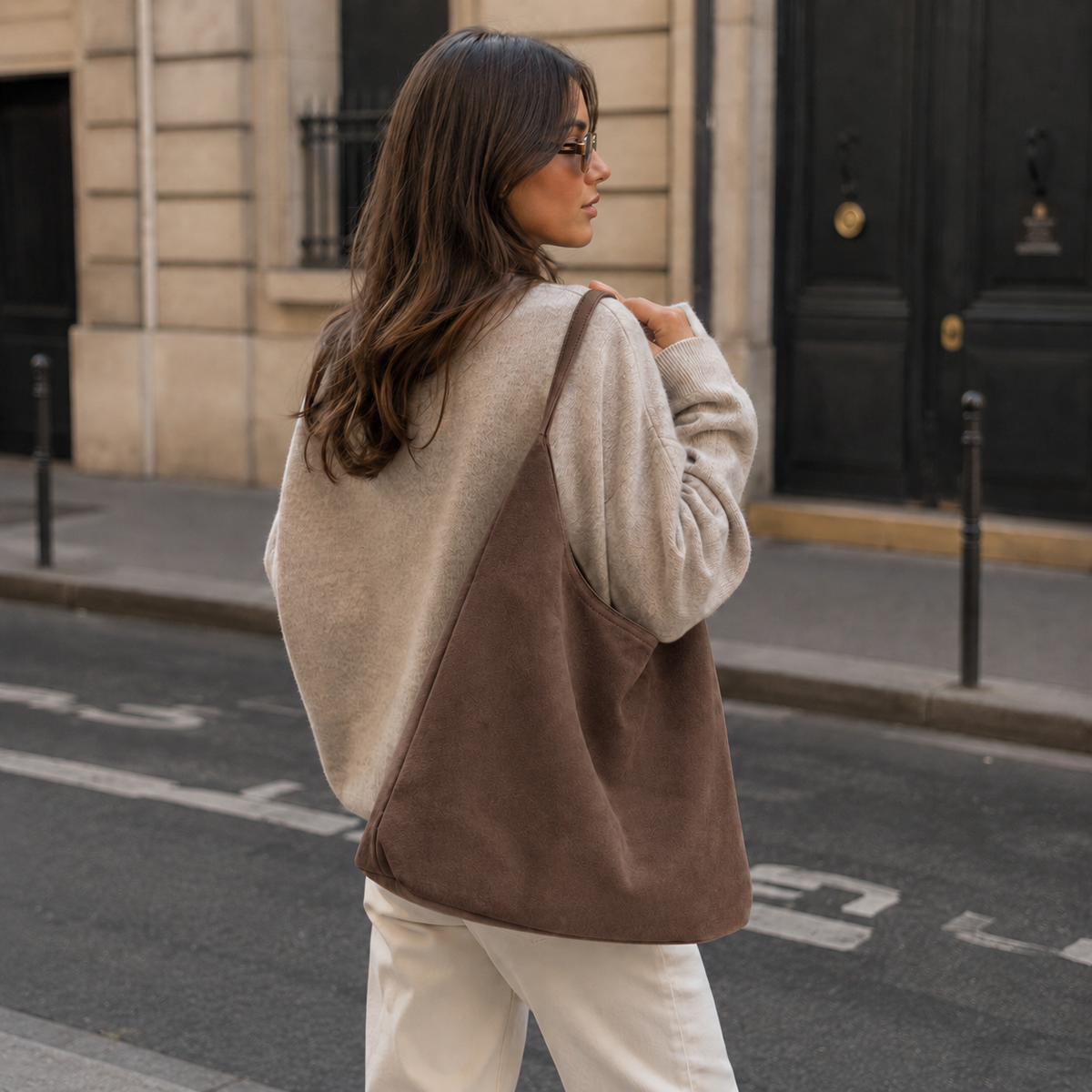Bolso Siena en Marrón de espaldas en una calle de París
