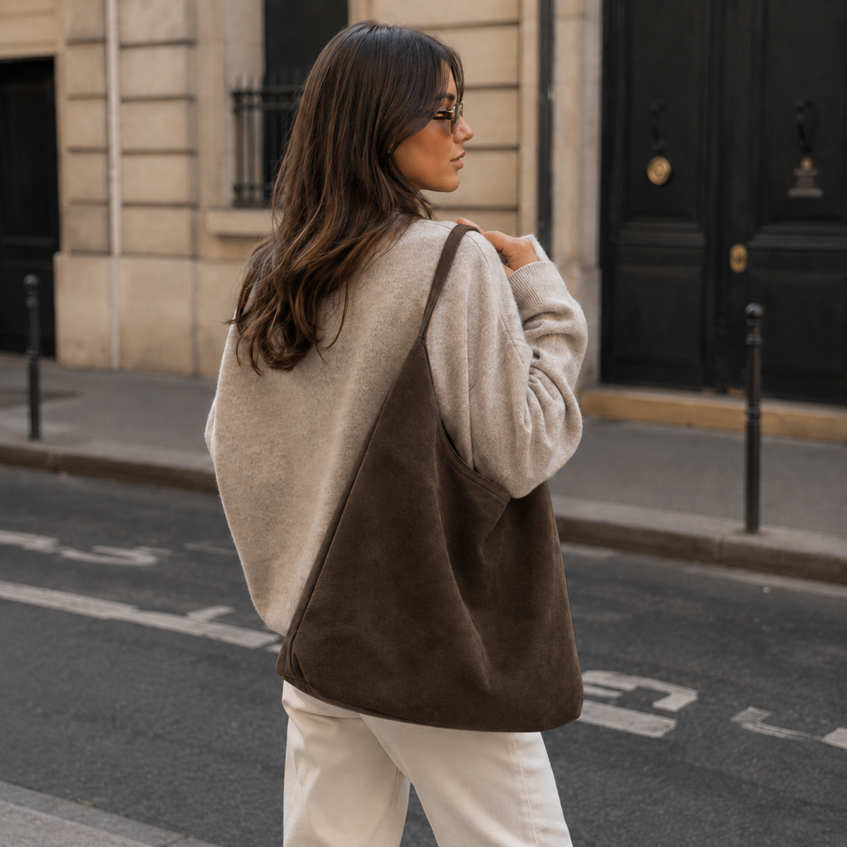 Bolso Siena en Caqui de espaldas en una calle de París