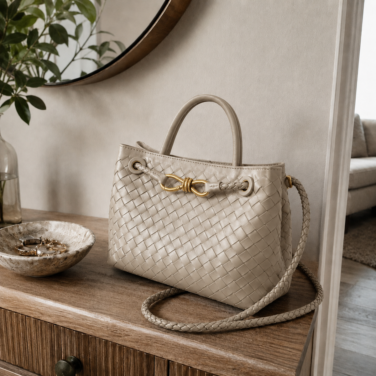 Bolso Positano en Verde oliva sobre una consola de madera