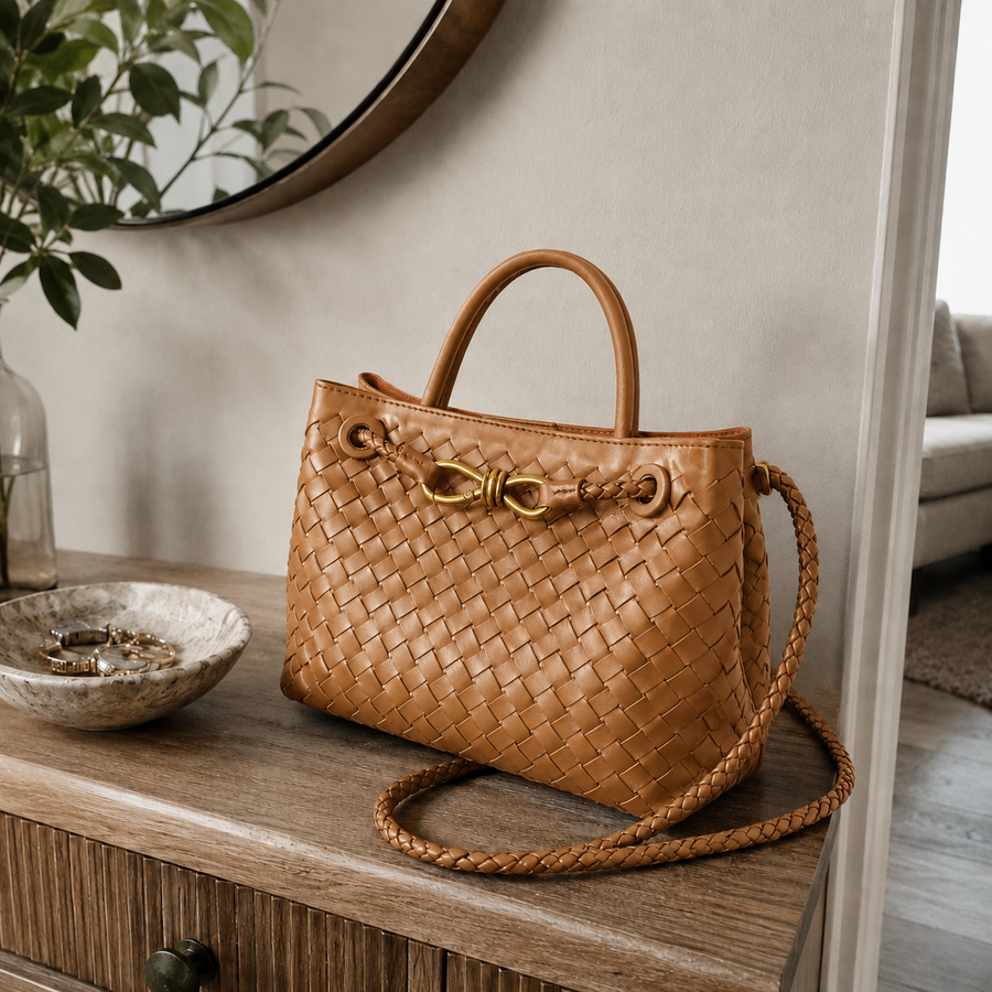 Bolso Positano en Marrón sobre una consola de madera