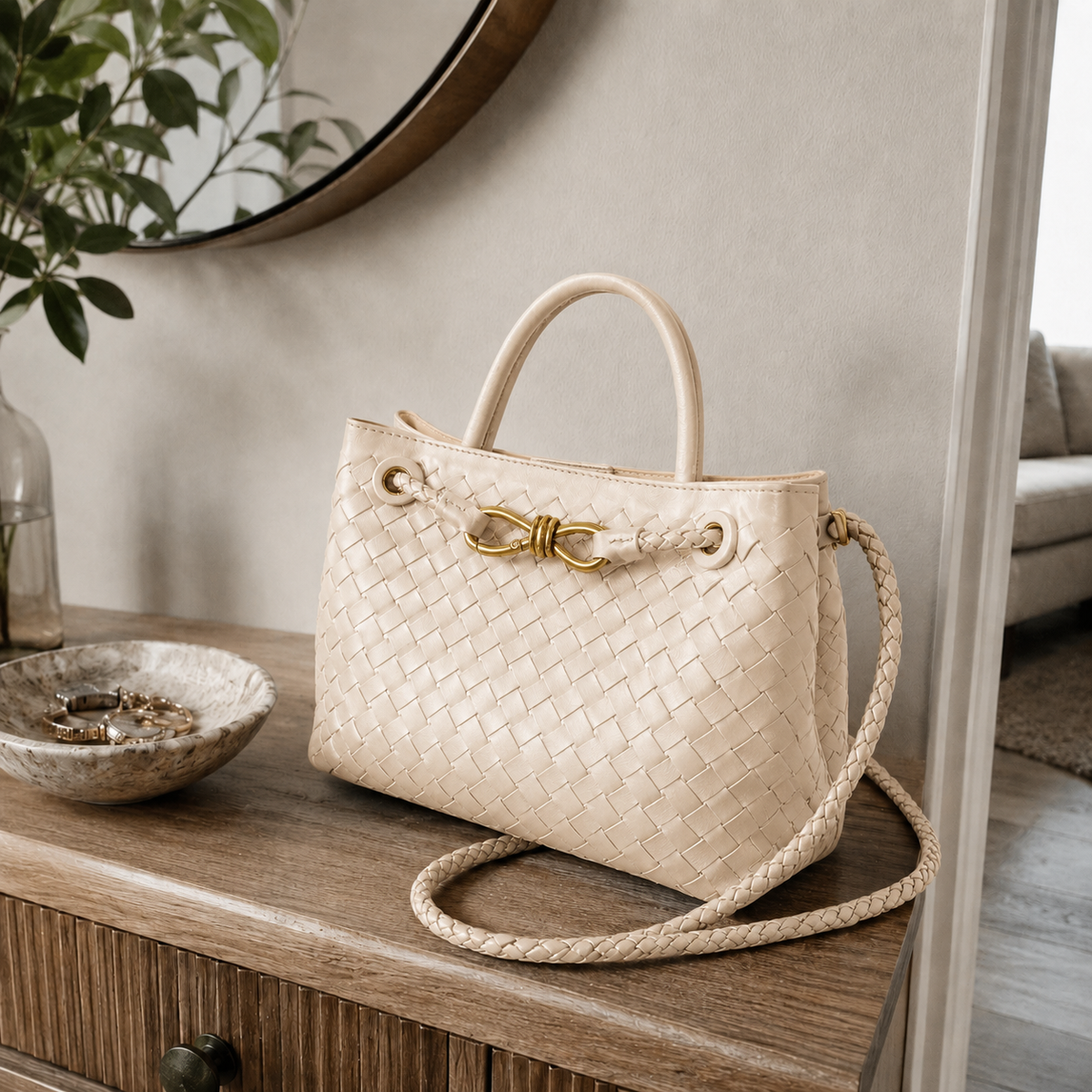 Bolso Positano en Crema sobre una consola de madera
