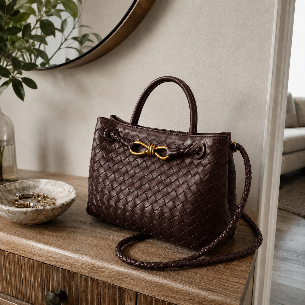 Bolso Positano en Café sobre una consola de madera