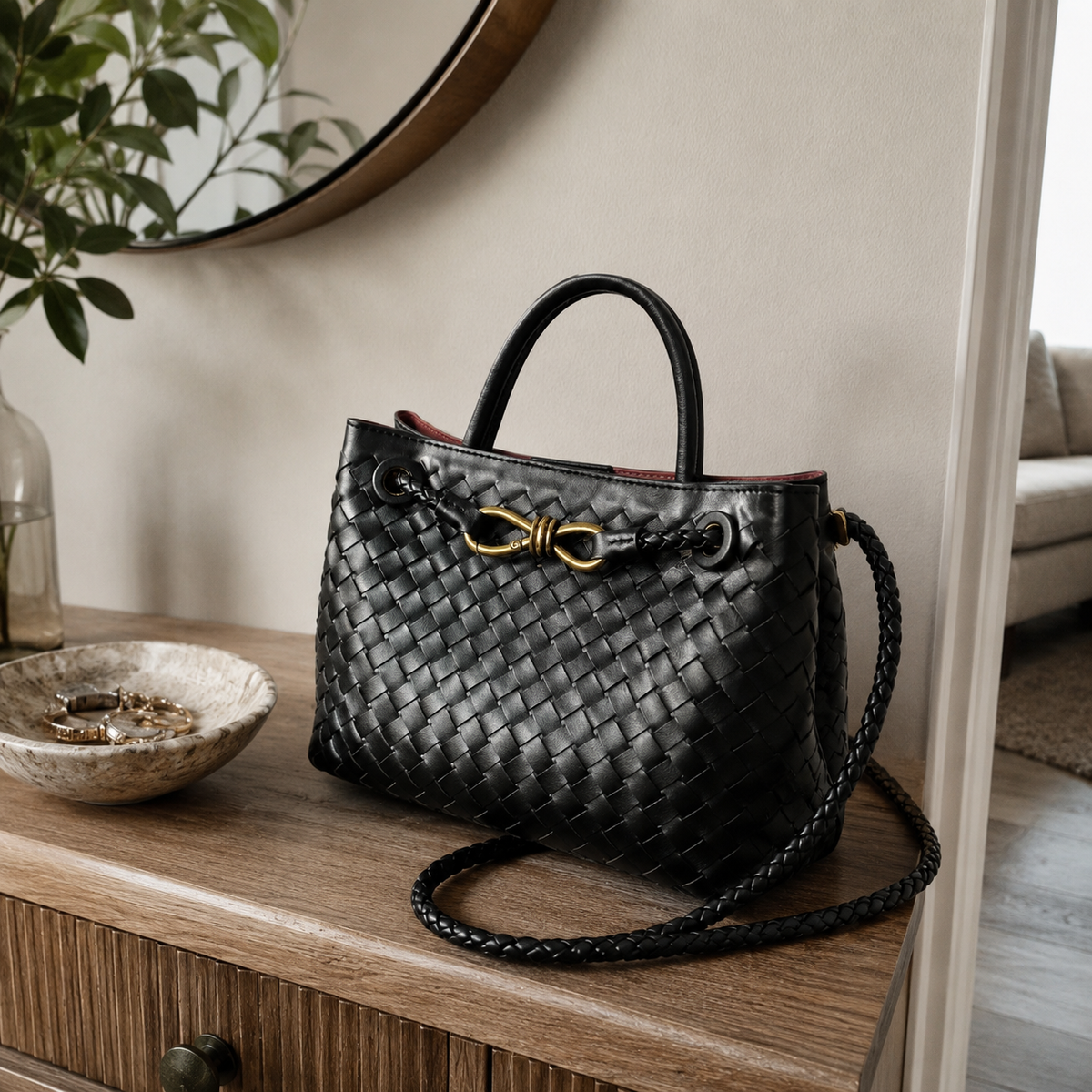 Bolso Positano en Negro sobre una consola de madera