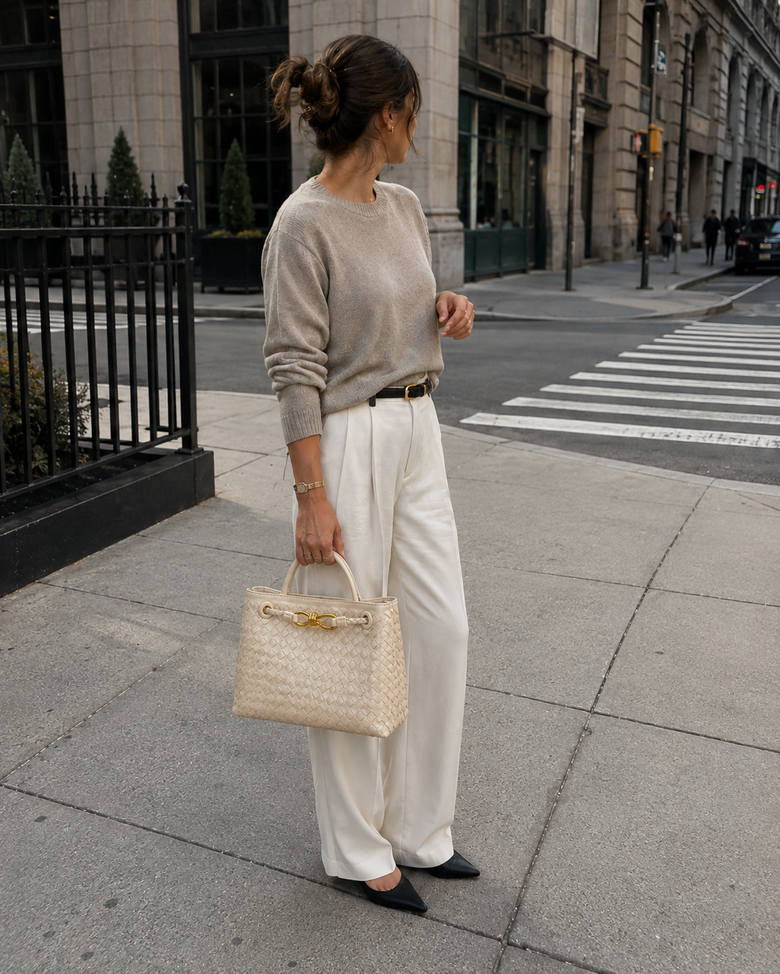Bolso Positano en Crema en un paso de peatones