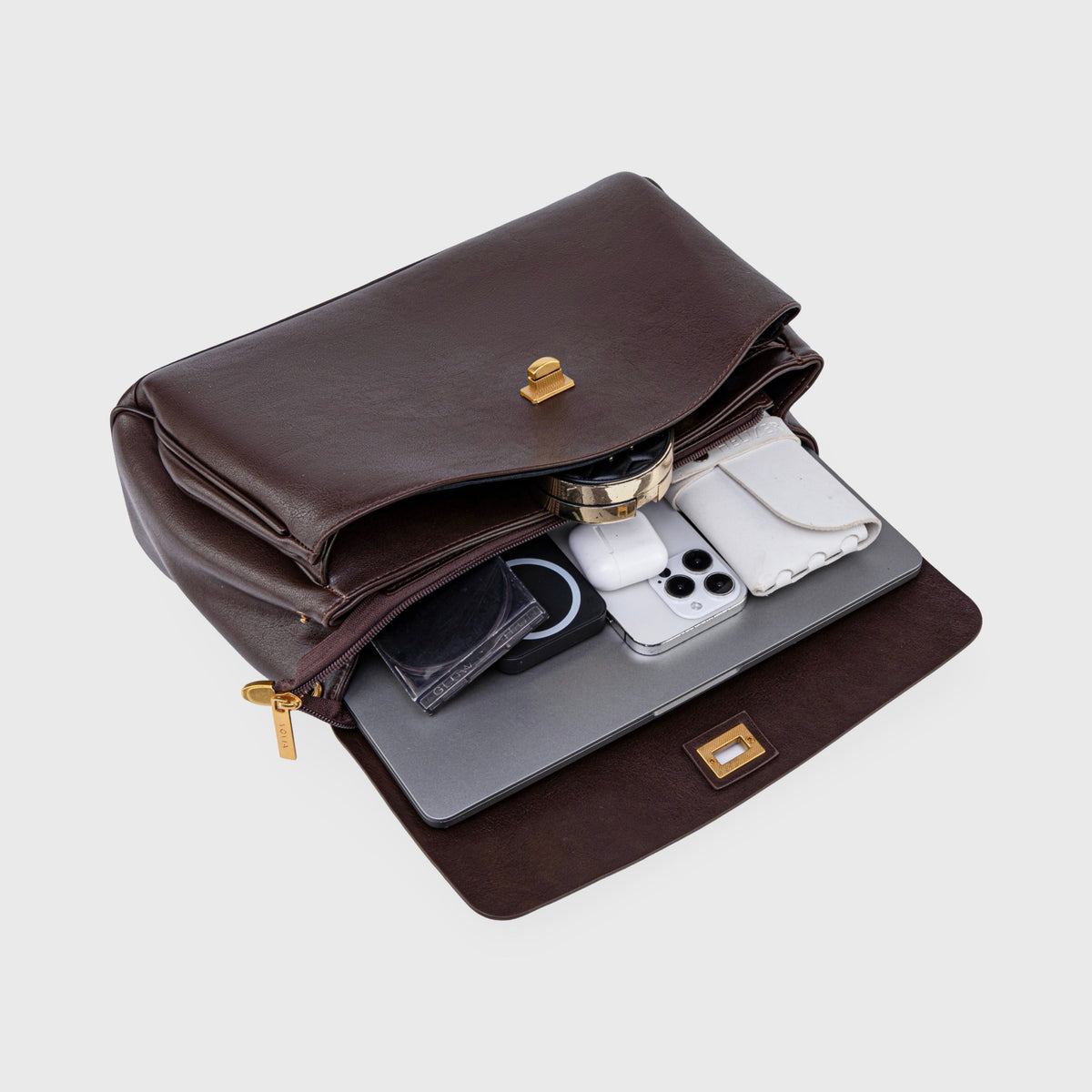 Bolso Portofino abierto con el móvil, la cartera y una tablet al lado