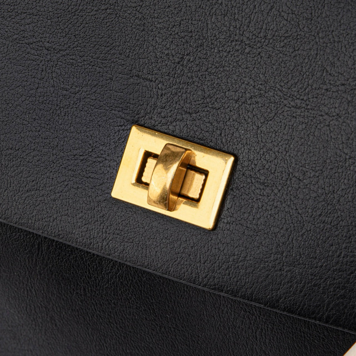 Portofino Negro · detalle del cierre de giro dorado