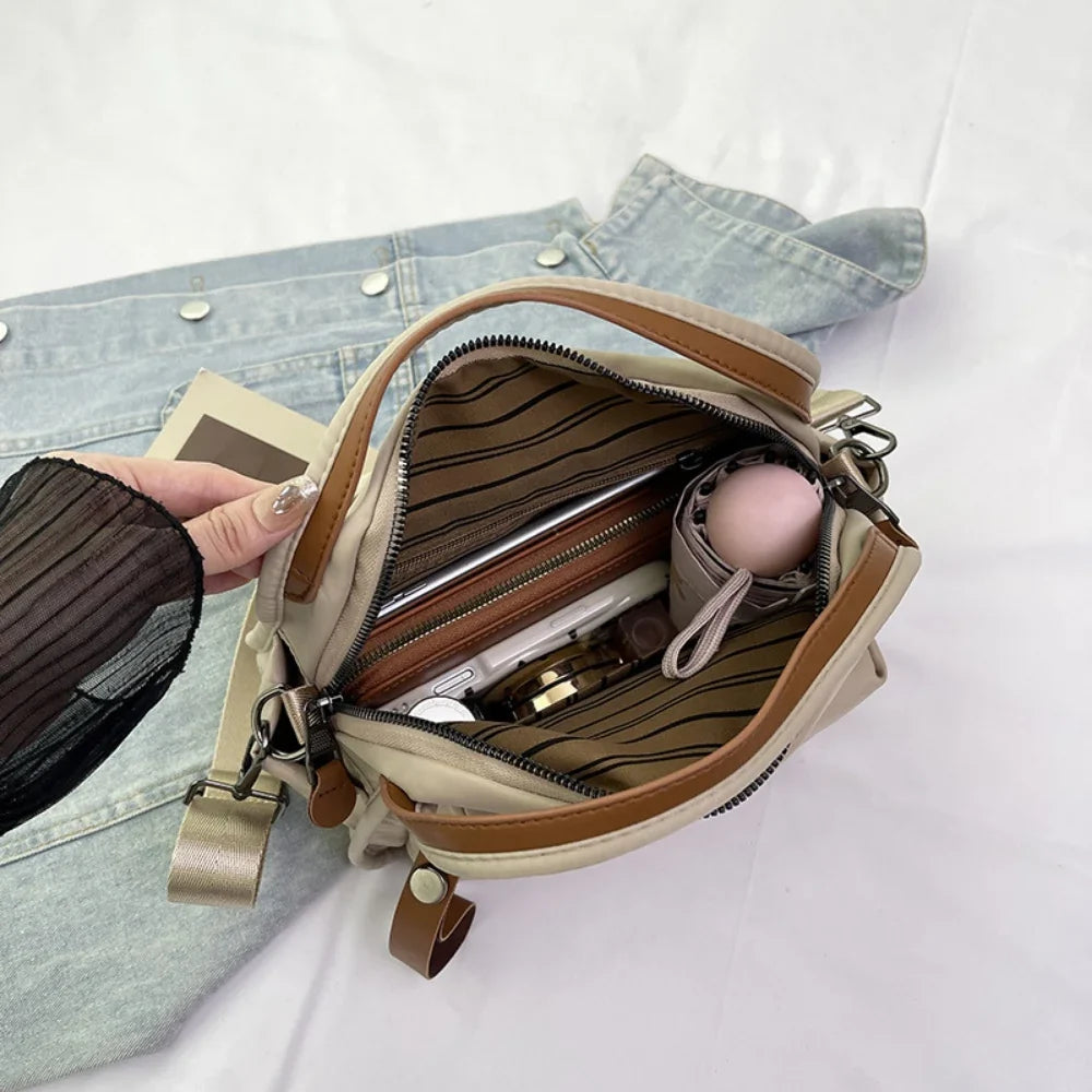 Interior del bolso Amalfi en beige y marrón con los esenciales del día