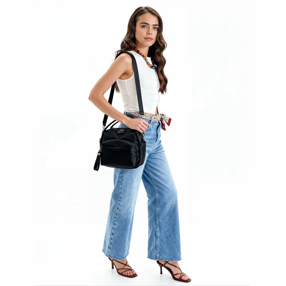 Bolso Amalfi en negro llevado cruzado con vaqueros