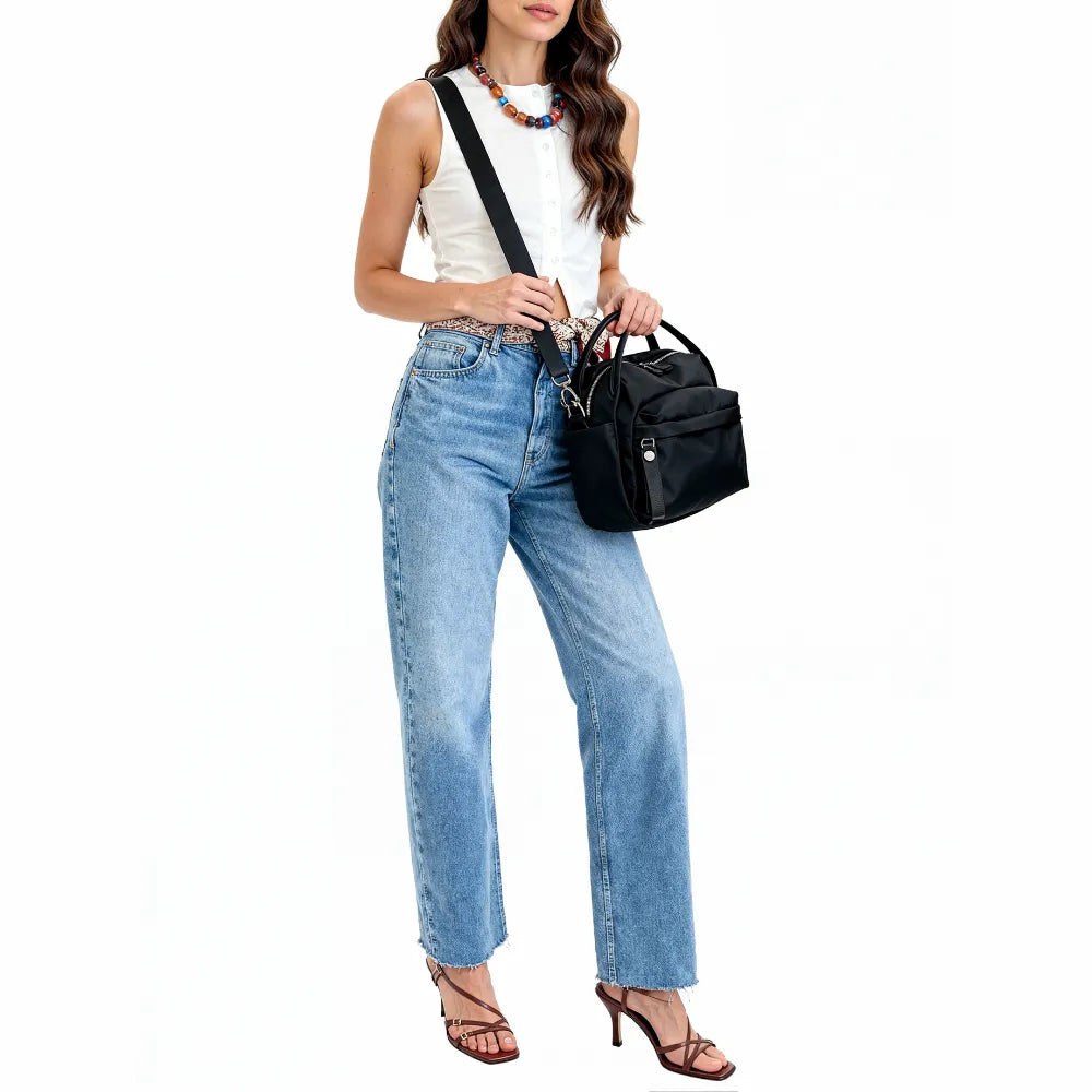 Bolso Amalfi en negro llevado en la mano