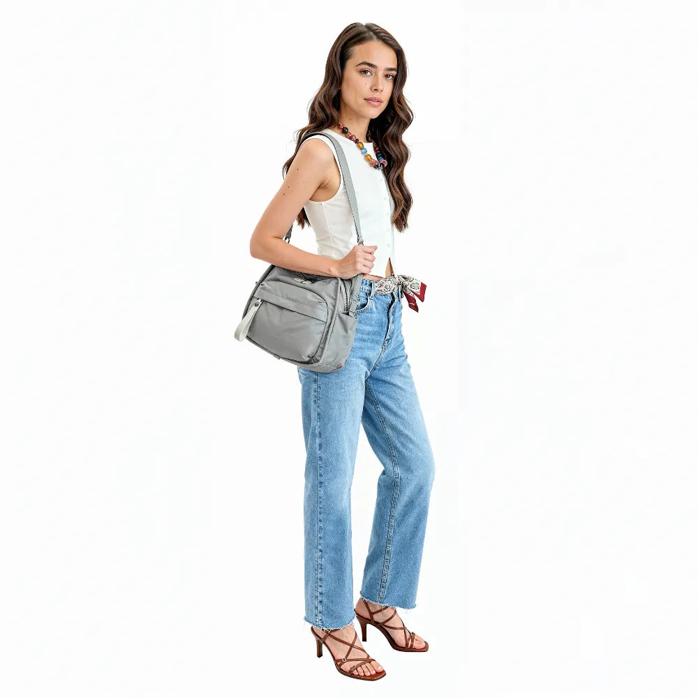 Bolso Amalfi en gris claro llevado cruzado