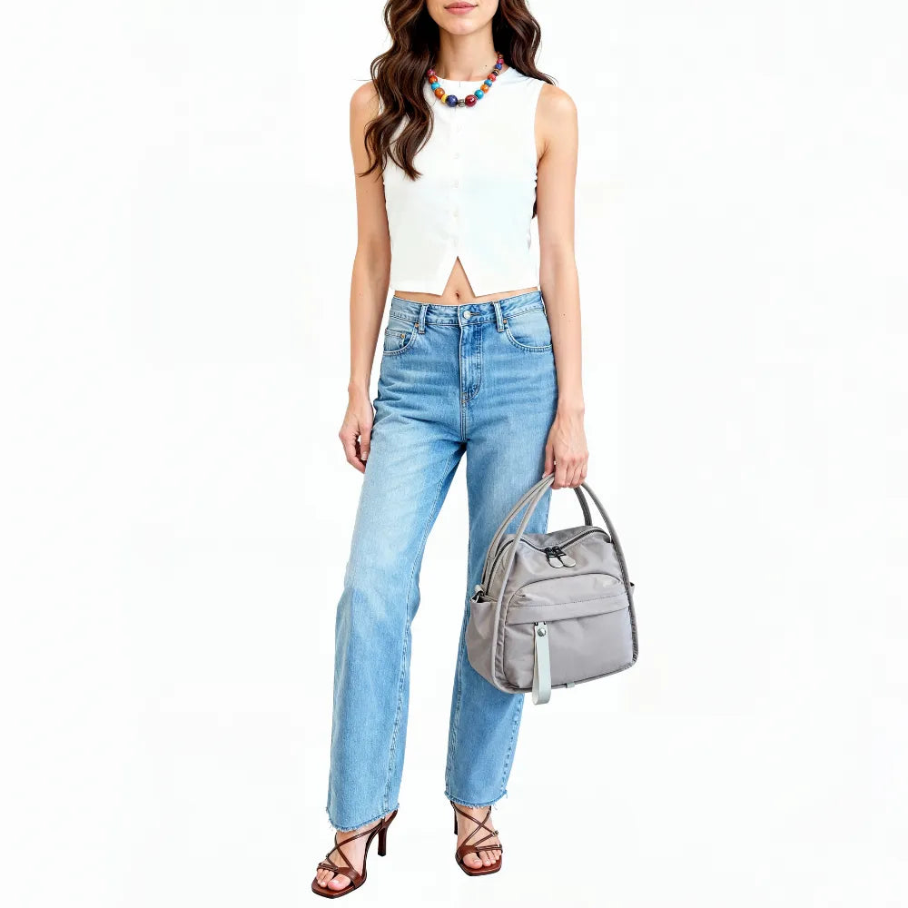 Bolso Amalfi en gris claro con vaqueros