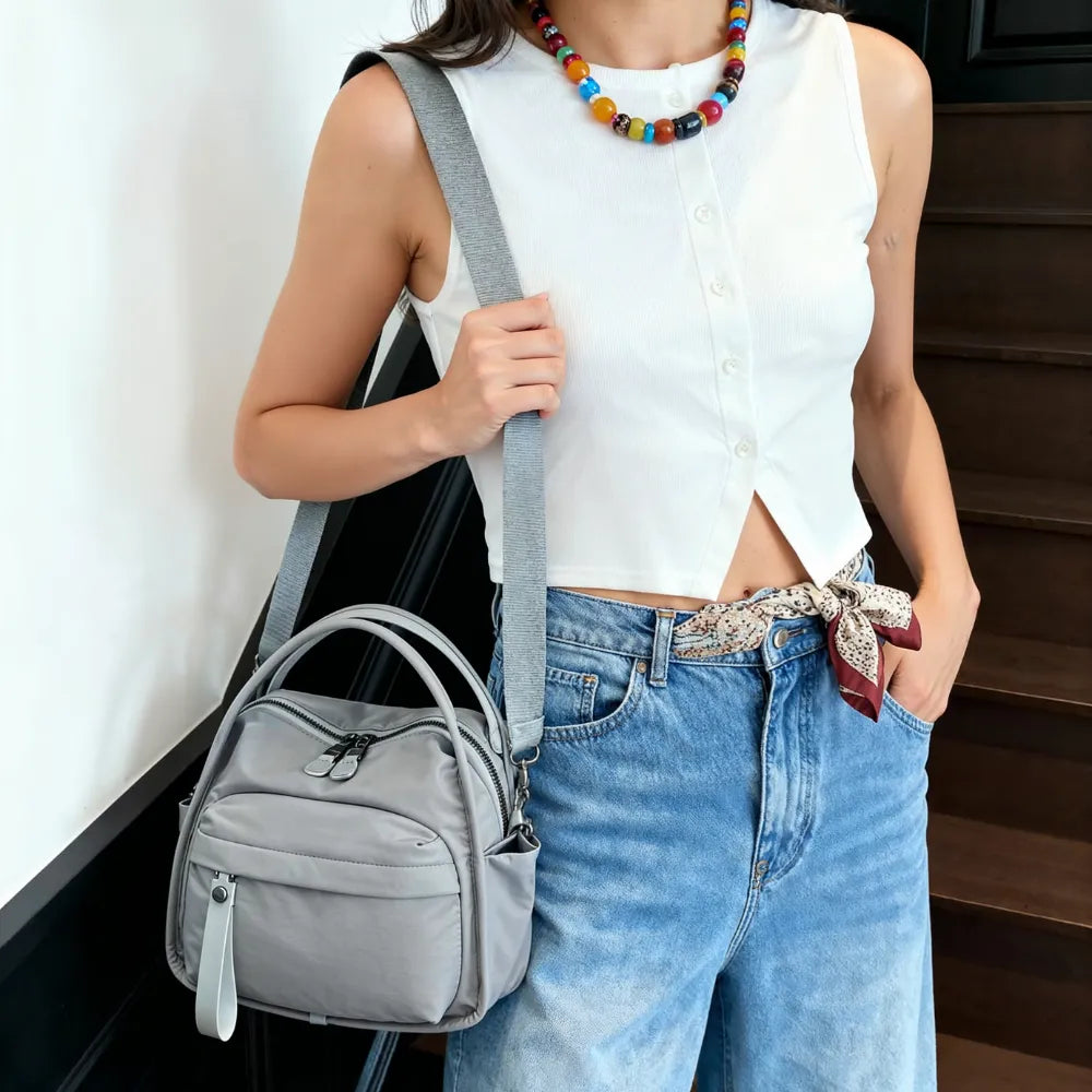 Bolso Amalfi en gris claro en look de calle