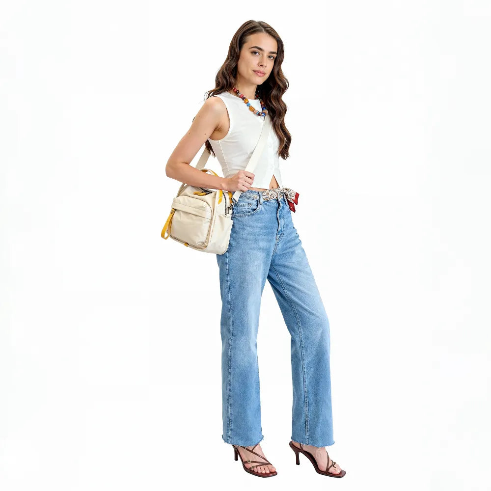 Bolso Amalfi en beige y amarillo llevado en la mano