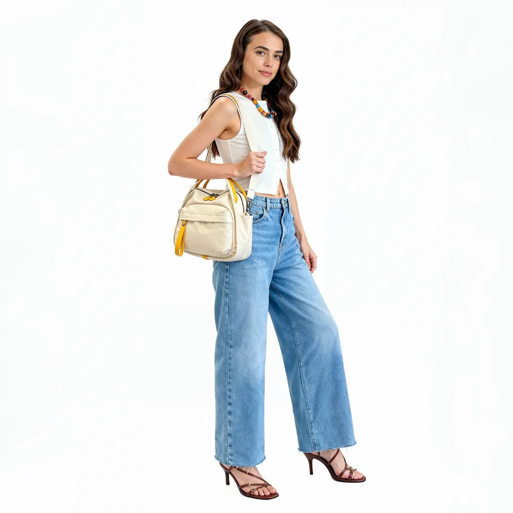 Bolso Amalfi en beige y amarillo llevado cruzado
