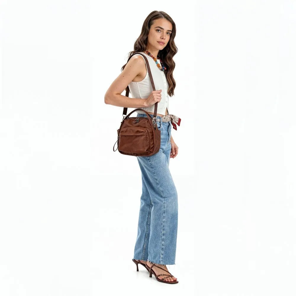 Bolso Amalfi en marrón llevado cruzado