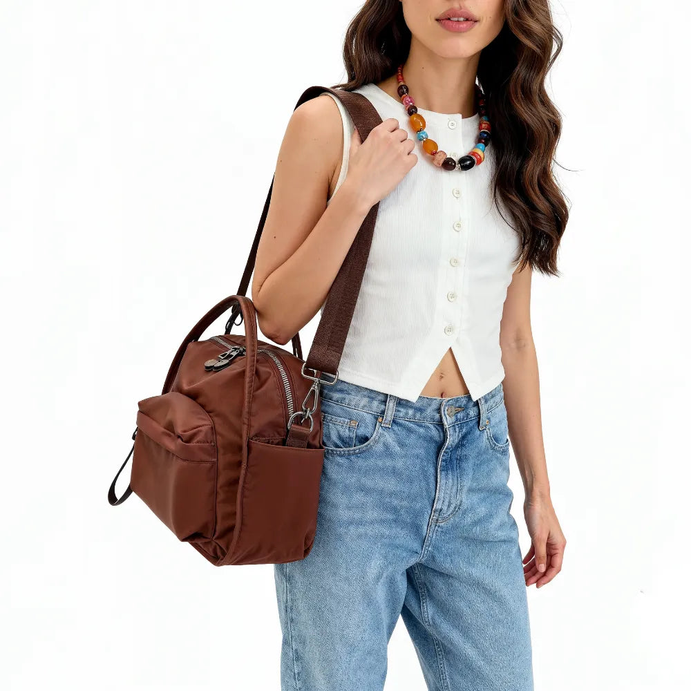 Bolso Amalfi en marrón colgado del hombro