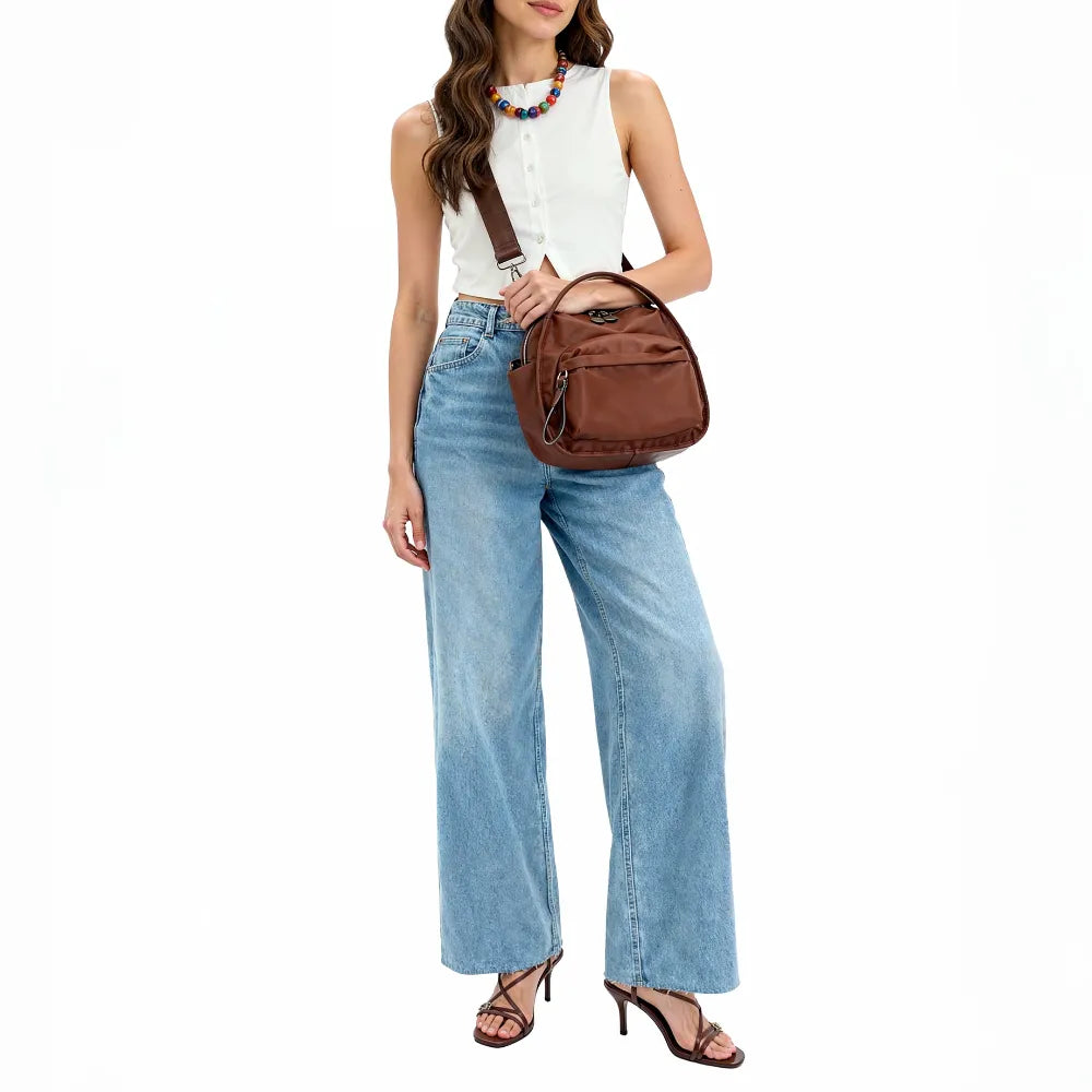 Bolso Amalfi en marrón con vaqueros anchos